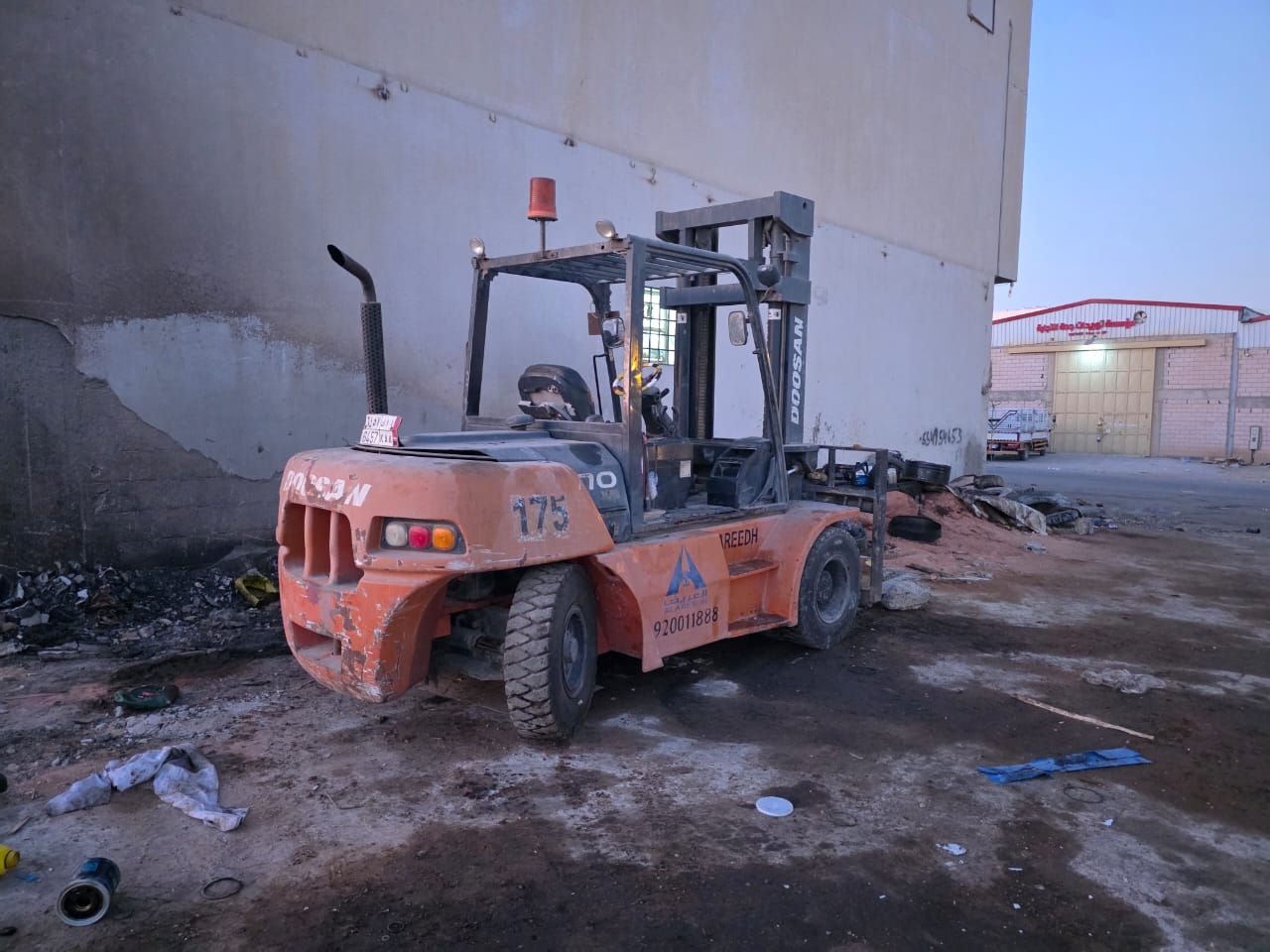 رافعه شوكية 7طن للايجار اليومي والاسبوعي والشهري س