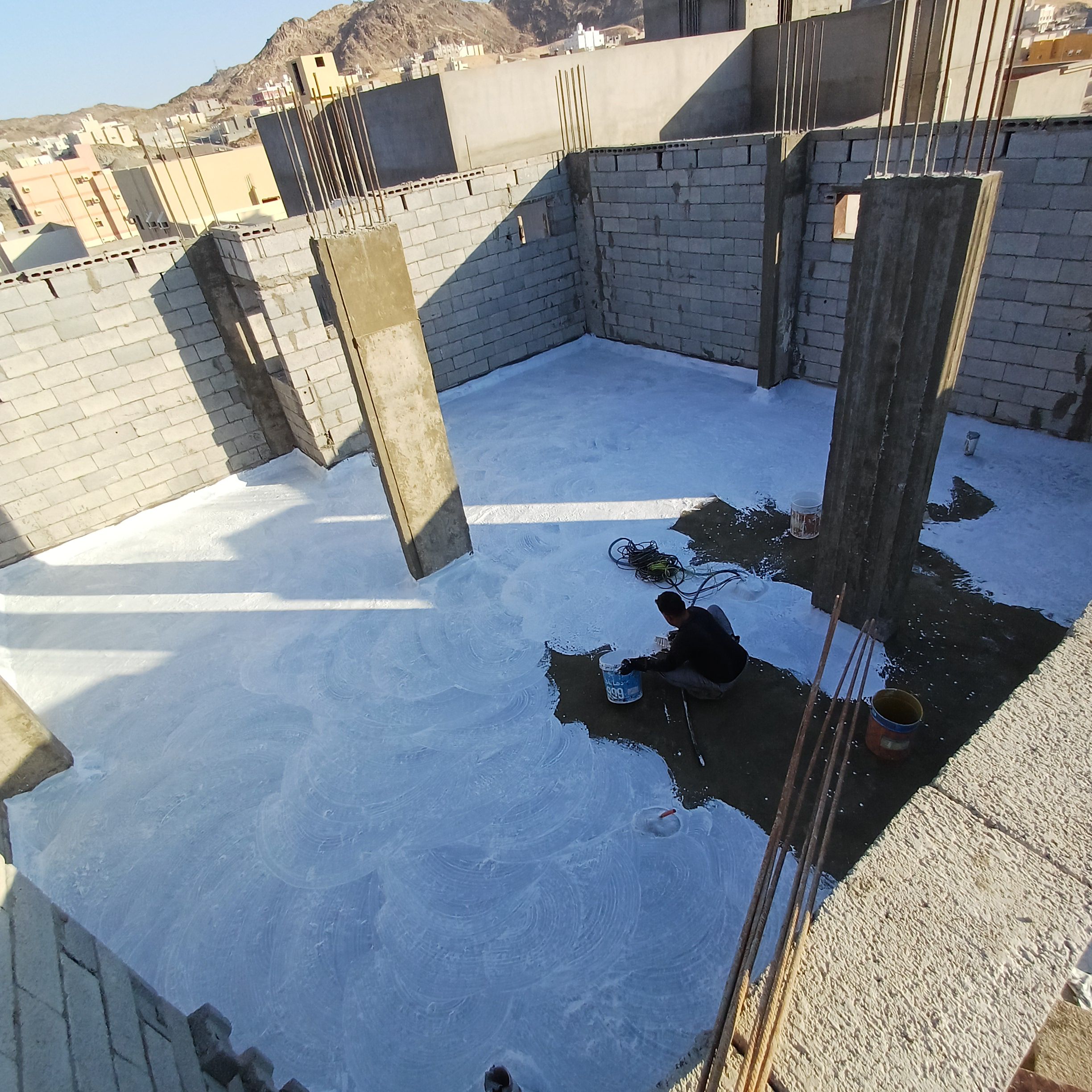 فني عوازل مائي وعازل حراري