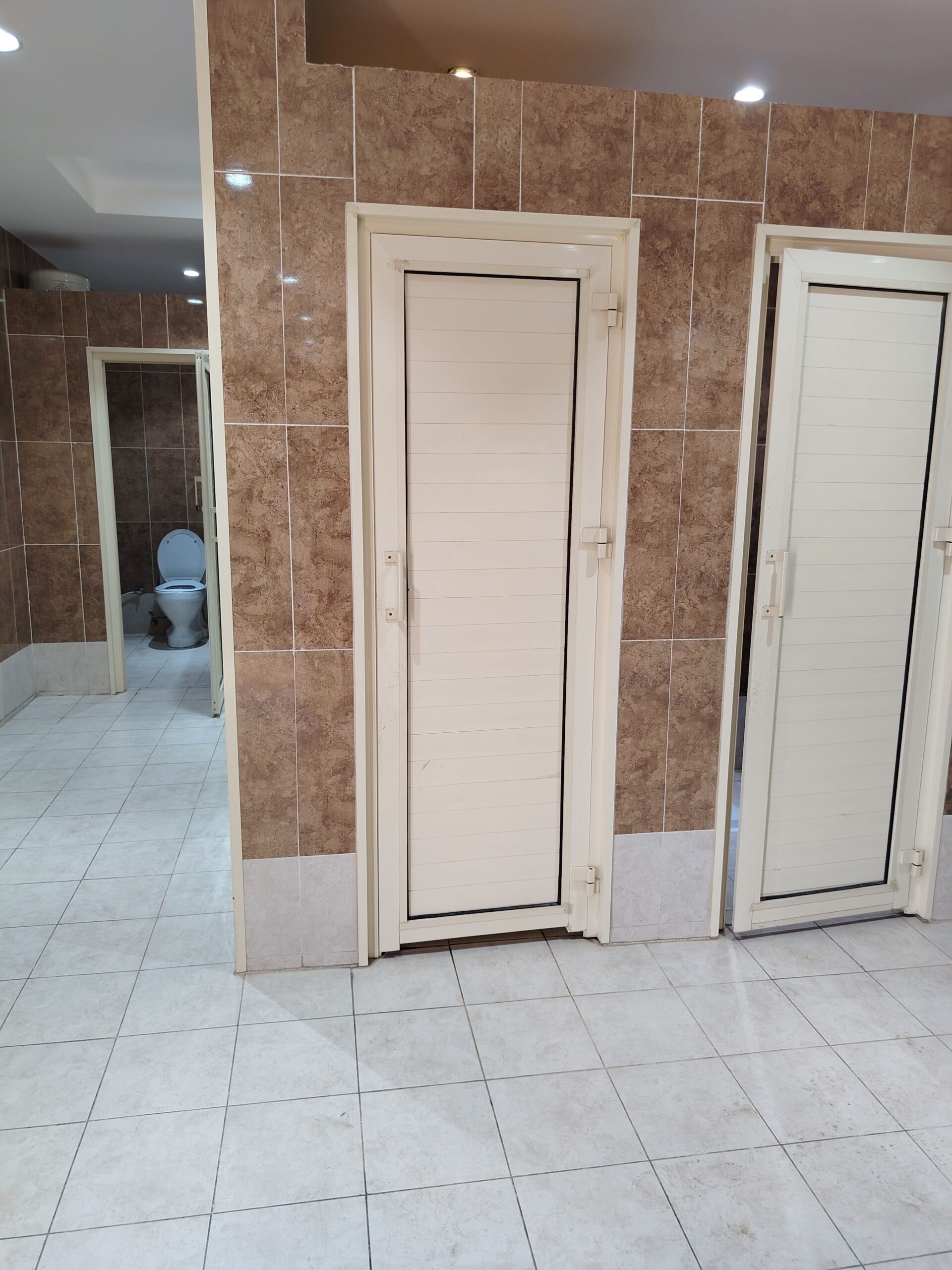 أبواب شبابيك المنيوم وزجاج سكريت