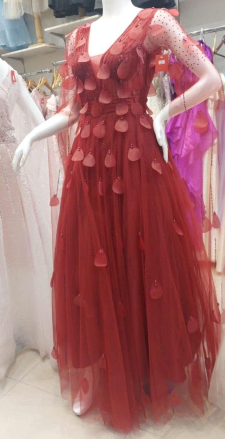 فساتين مستعملة استعمال نظيف على السوم