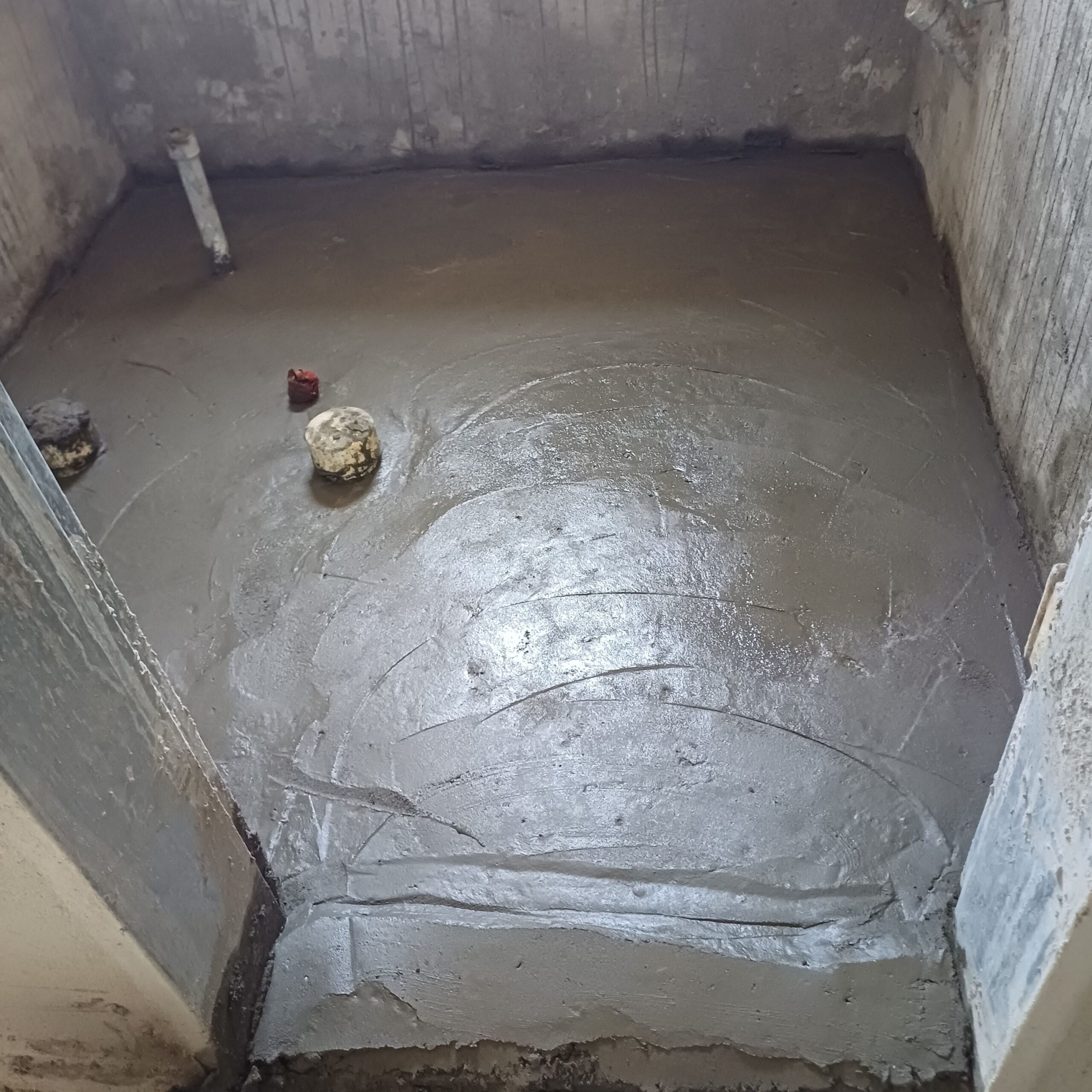 فني عوازل لعزل الخزانات وتعقيمها بالابوكسي