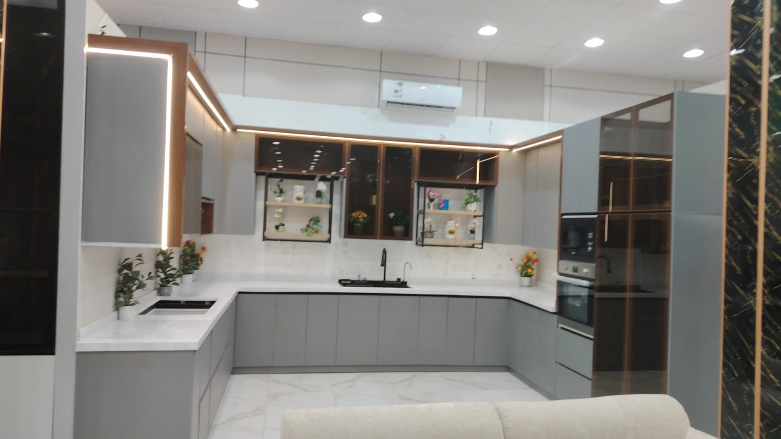 فني المنيوم ومطابخ فك وتركيب وصيانه جميع قطعات الل