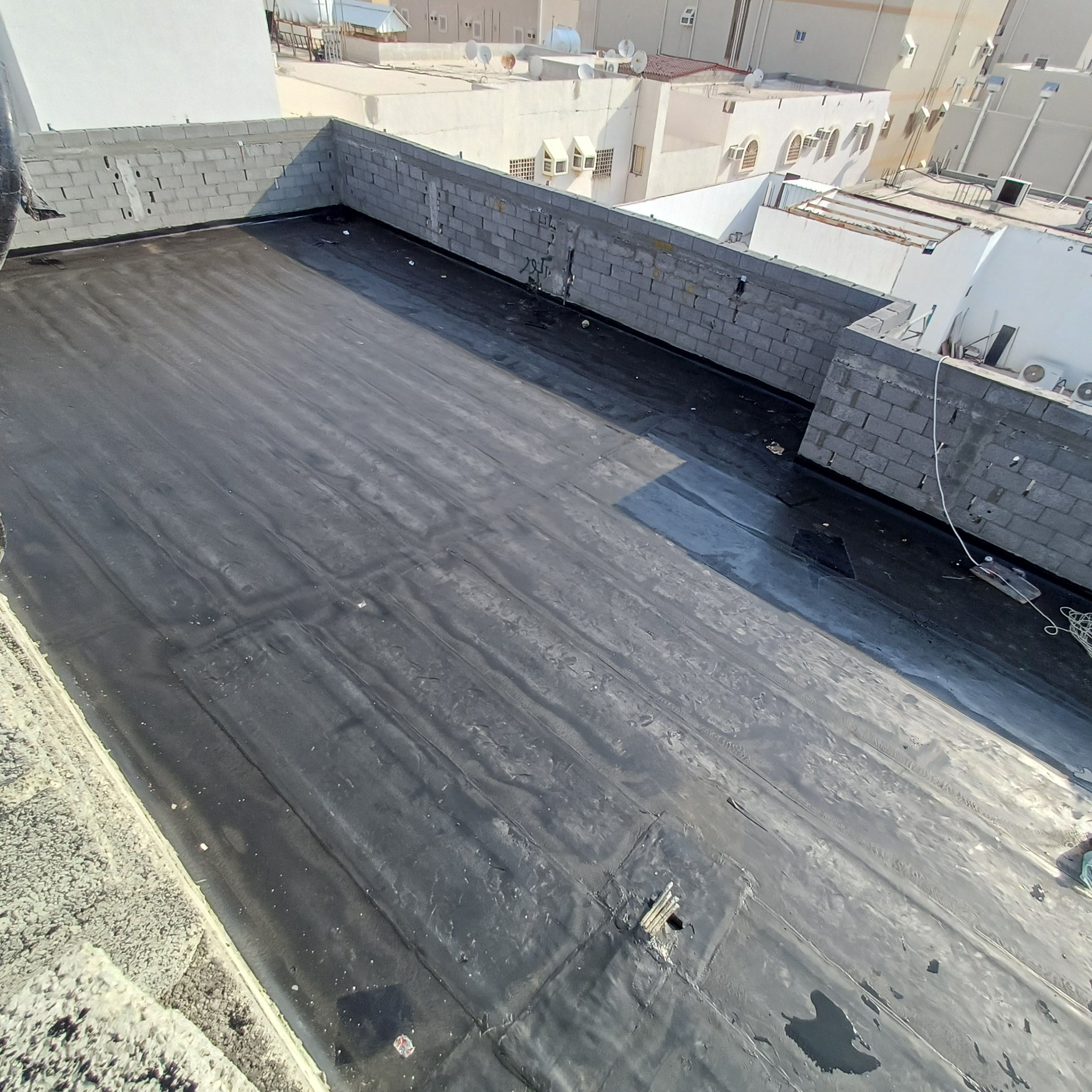 فني عوازل لعزل الخزانات وتعقيمها بالابوكسي