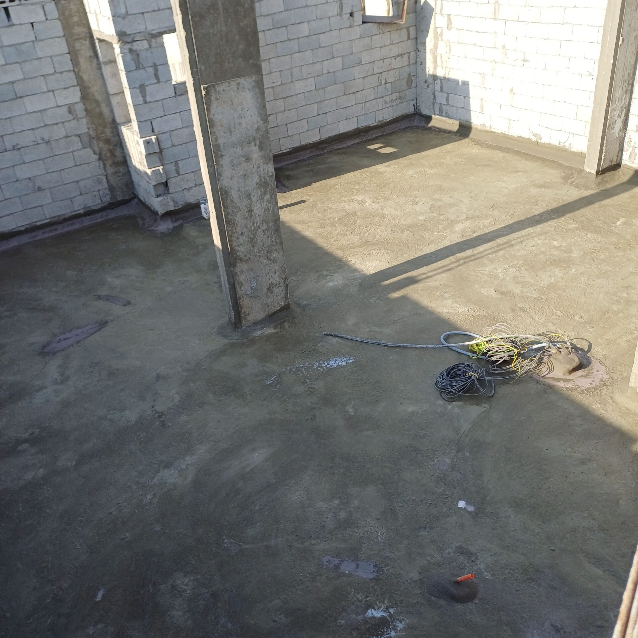 فني عوازل لعزل الخزانات وتعقيمها بالابوكسي