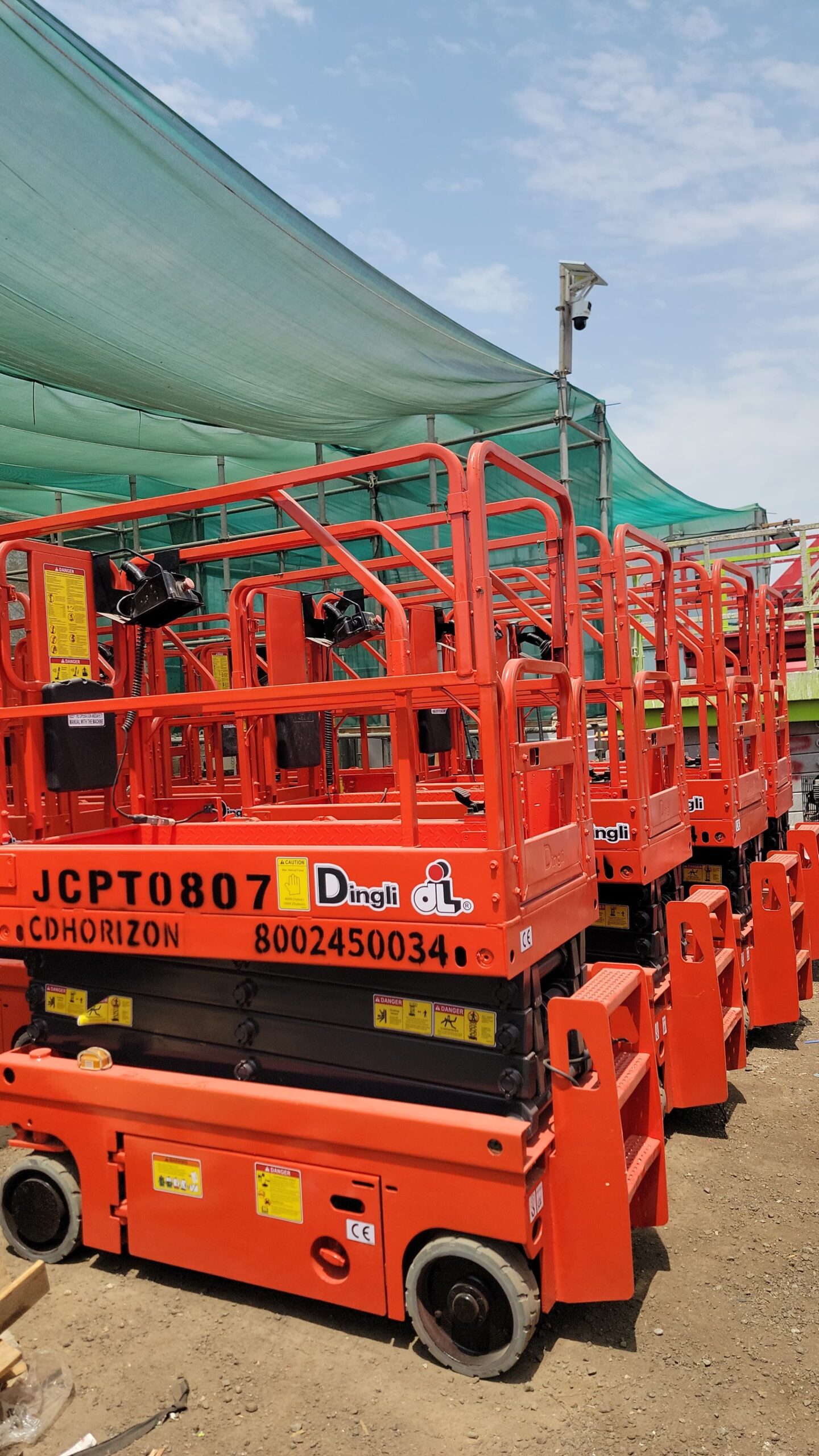 1. *سيزر لفت 6 متر*: موديل حديث للإيجار – ارتفاع 6