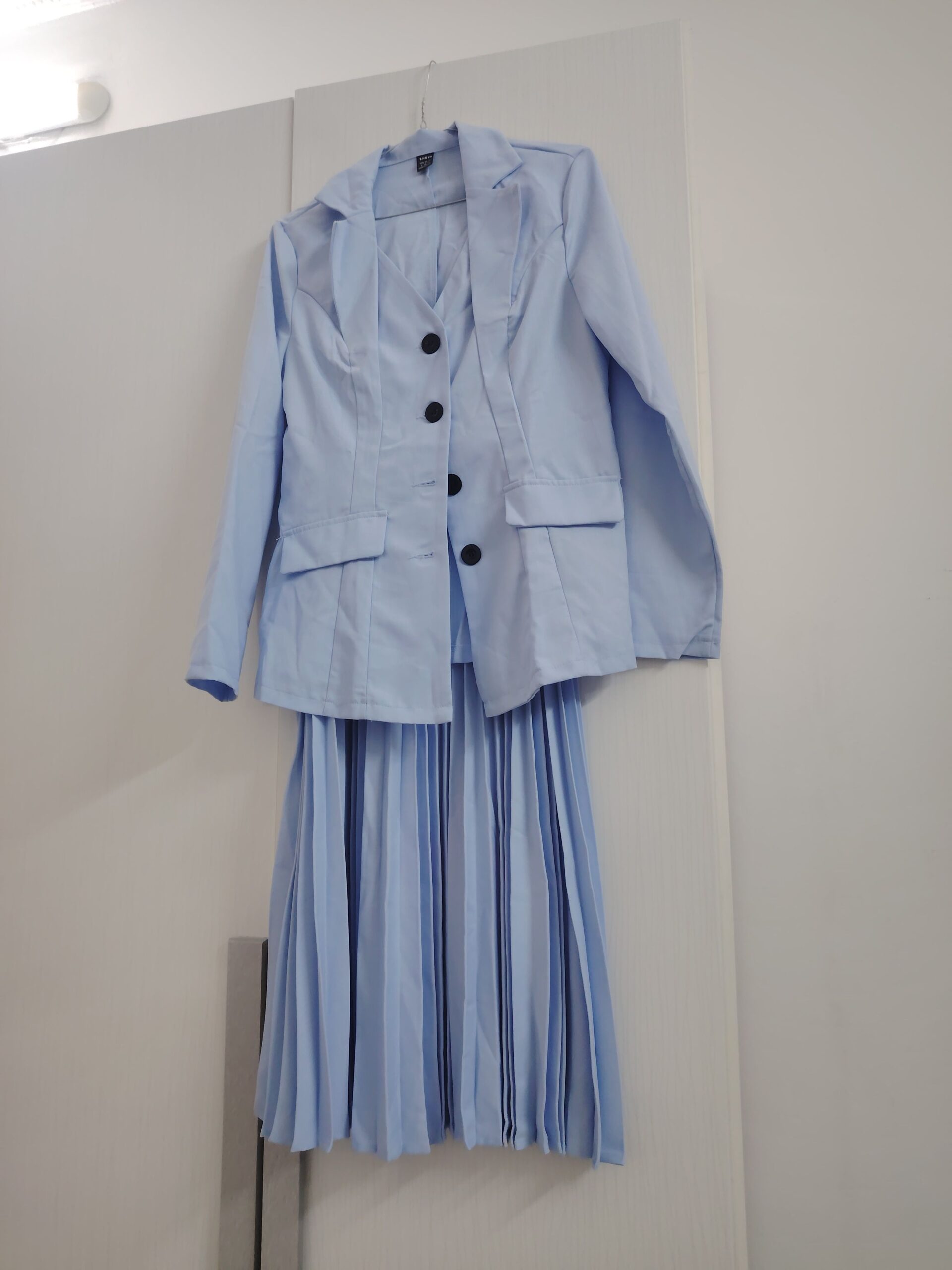 فساتين مستعملة استعمال نظيف على السوم