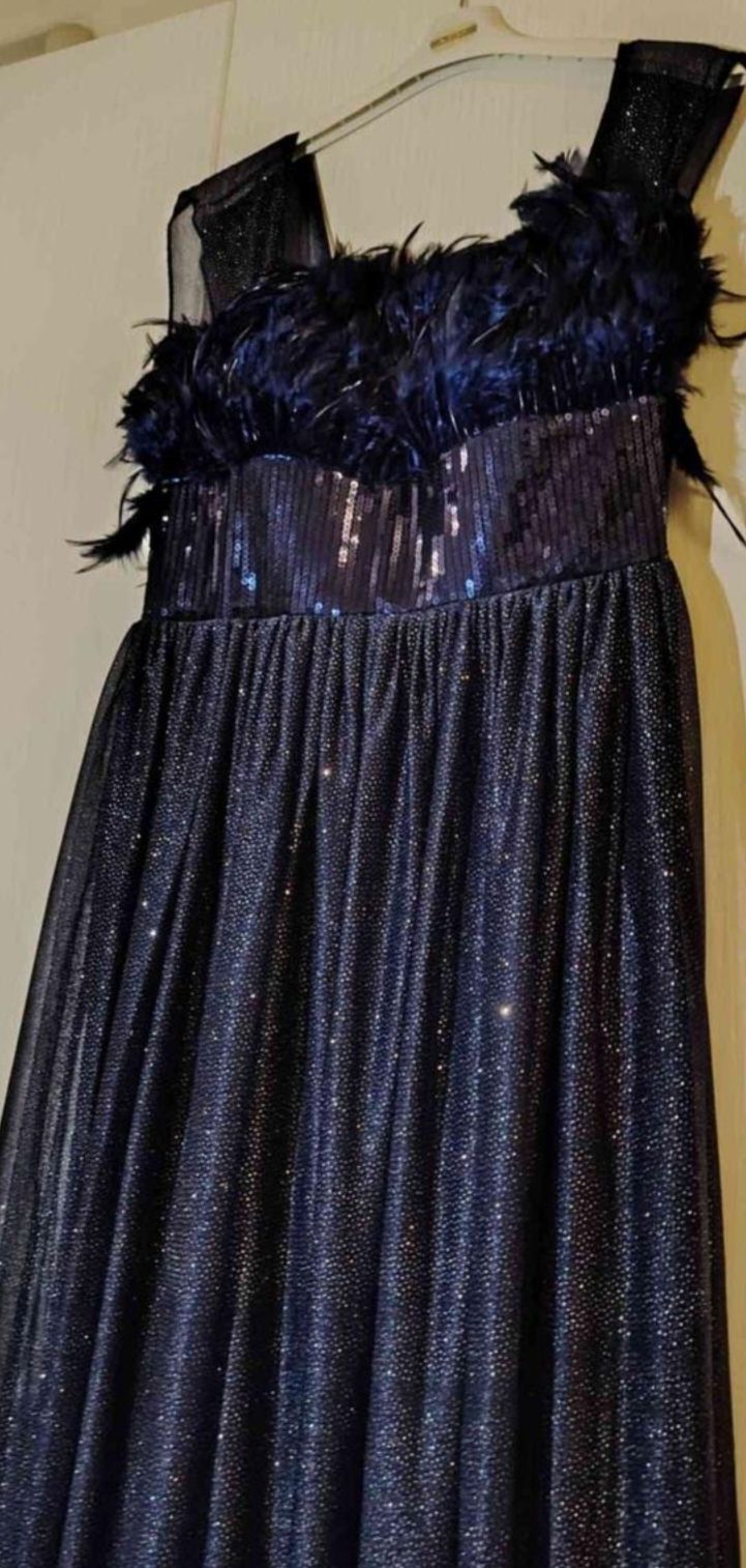 فساتين مستعملة استعمال نظيف على السوم