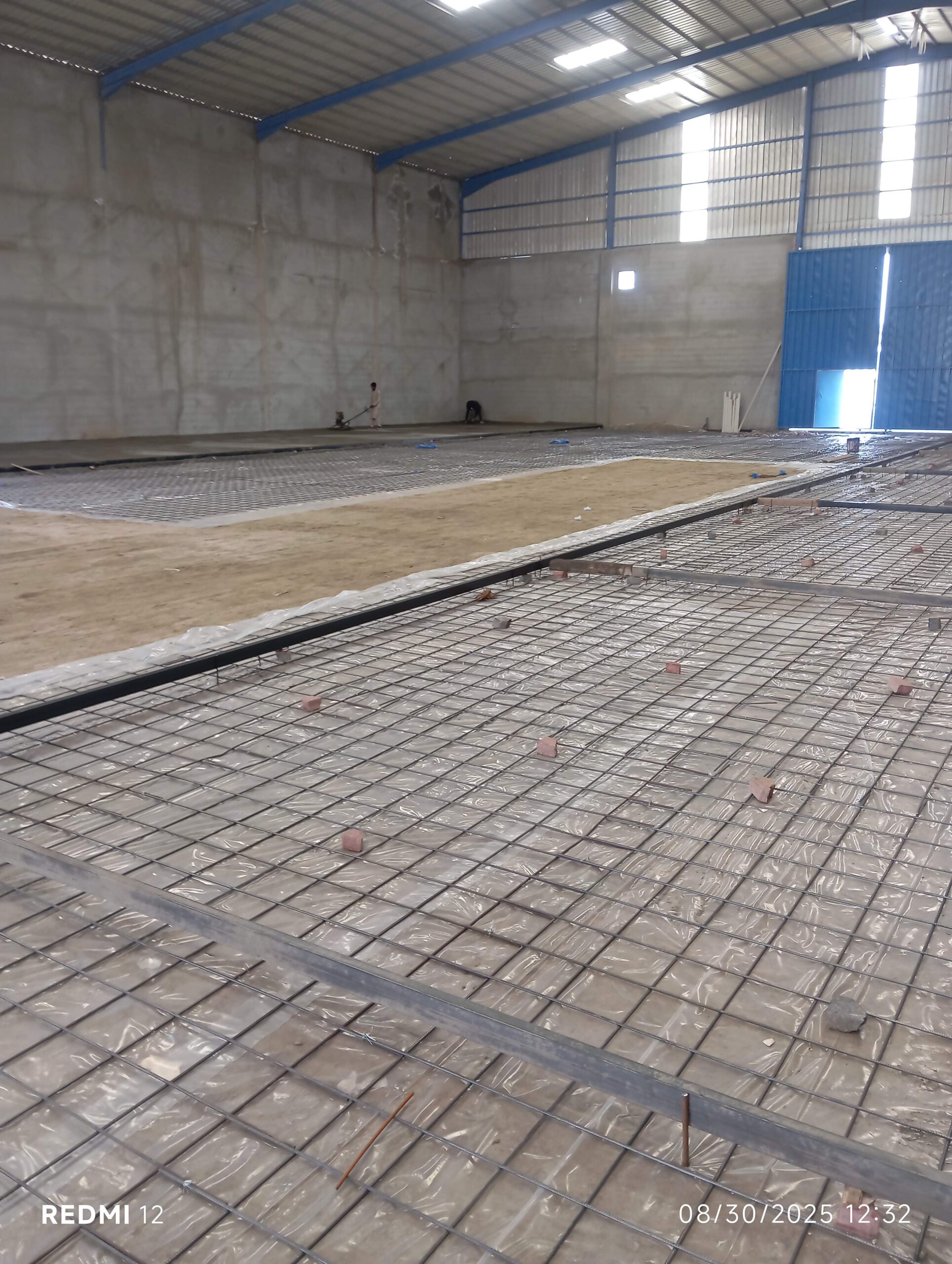 صبه مروحة. صبه نظافه برسلان سرامىك داخل غرف