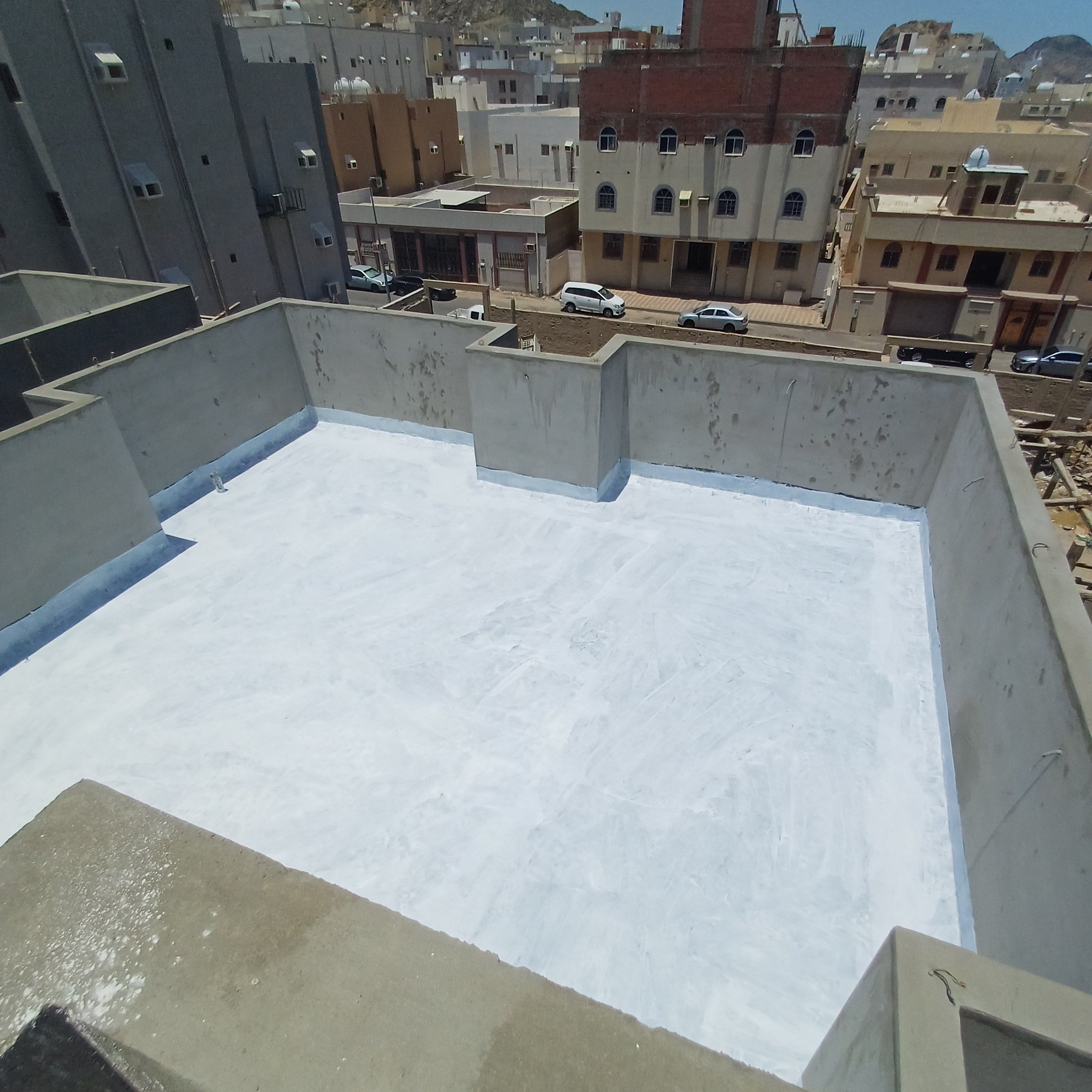 فني عوازل مائي وعازل حراري