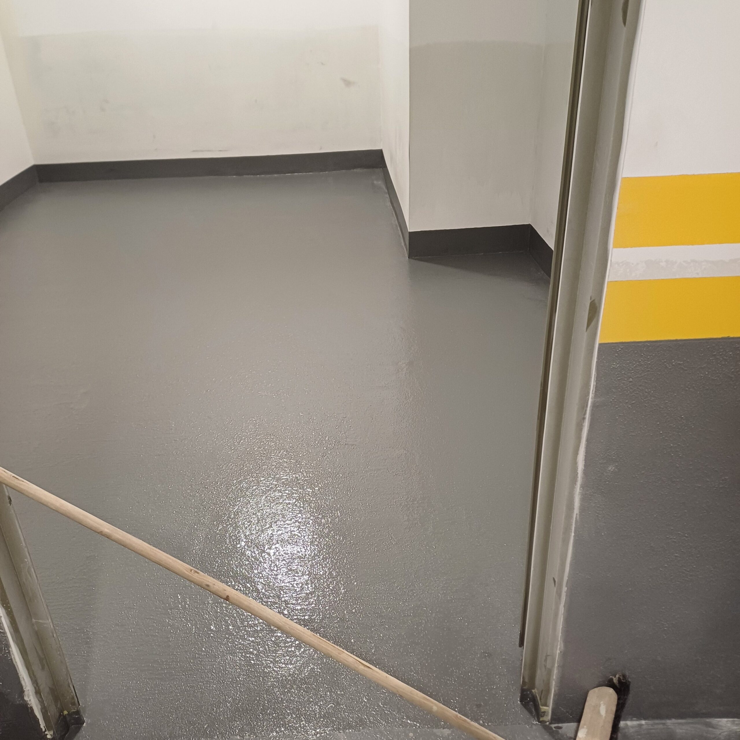 فني عوازل مائي وعازل حراري