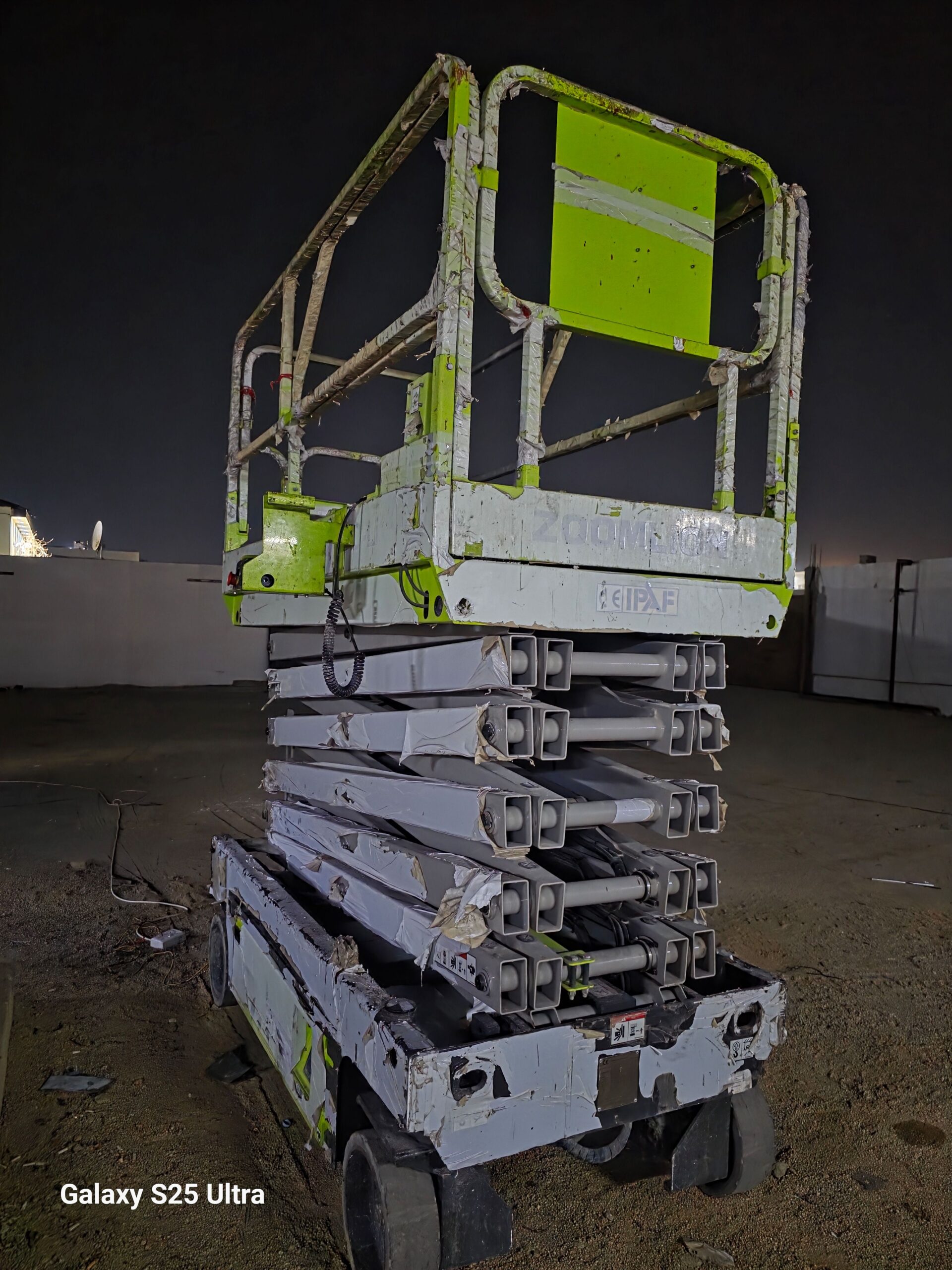 1. *سيزر لفت 6 متر*: موديل حديث للإيجار – ارتفاع 6