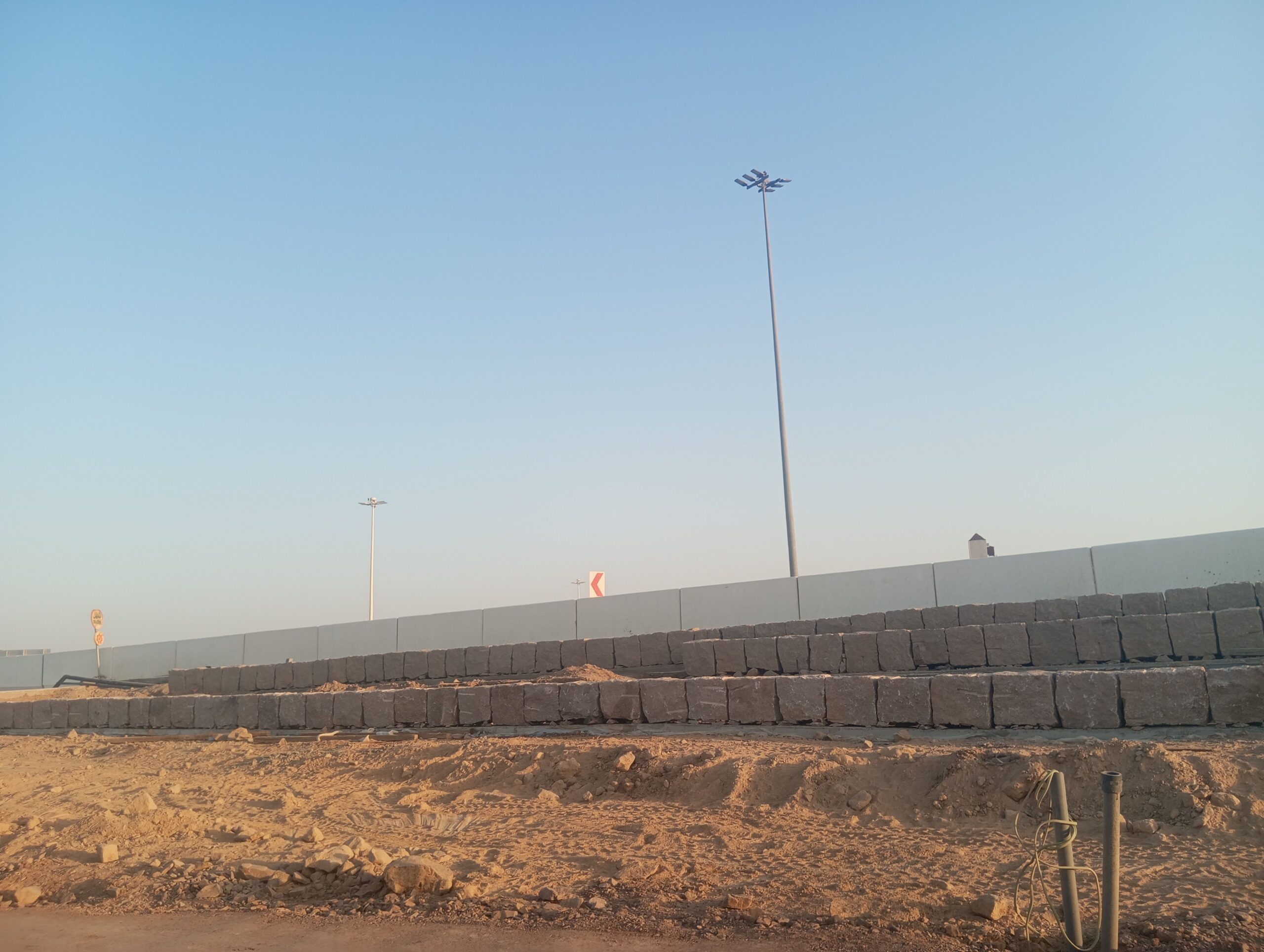 بكلين وكنبربش لقص الصخور وبنيان الحجر وهدم العماير