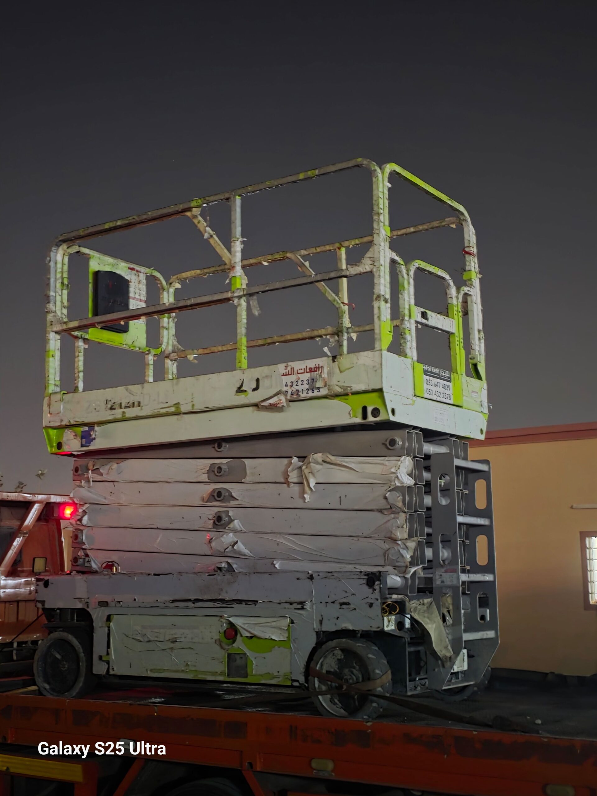 1. *سيزر لفت 6 متر*: موديل حديث للإيجار – ارتفاع 6