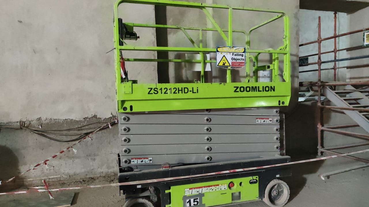 متوفر من 8 الى 16 متر سيزر لفت كهرباء متوفر 12 و 1