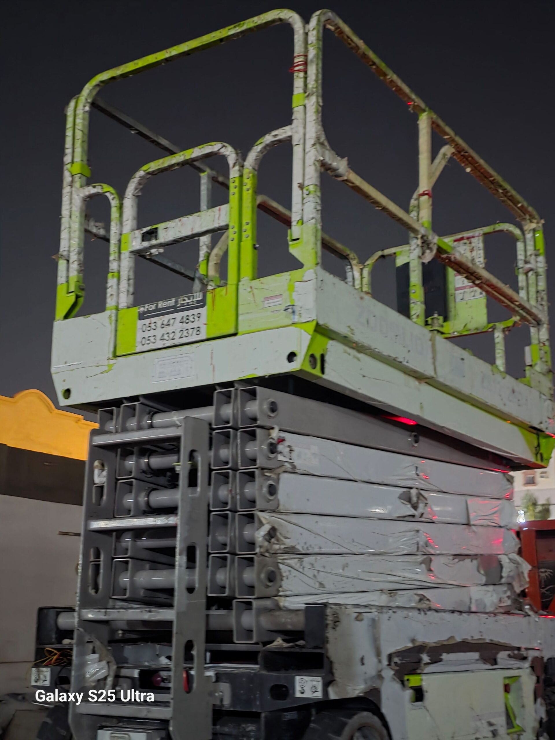 1. *سيزر لفت 6 متر*: موديل حديث للإيجار – ارتفاع 6