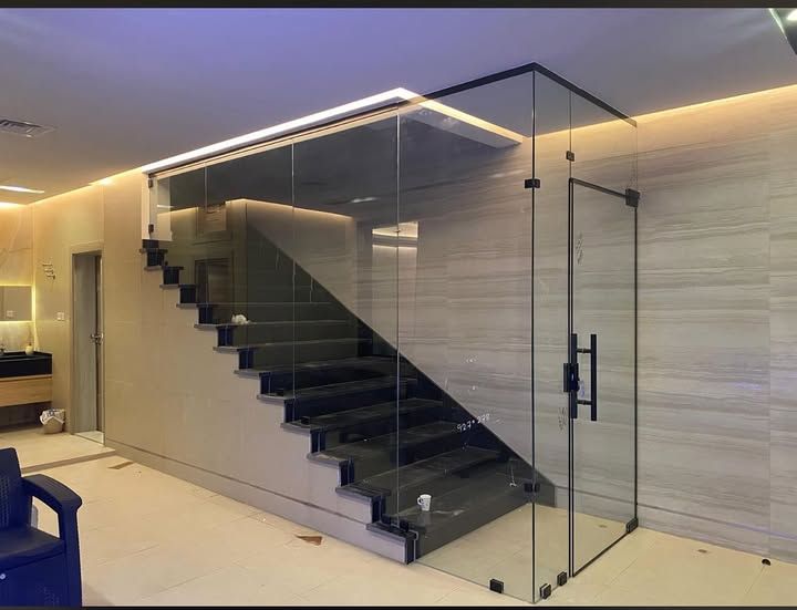 فني زجاج سكريت وتركيب شاورات وصيانه ابواب زجاج سكر