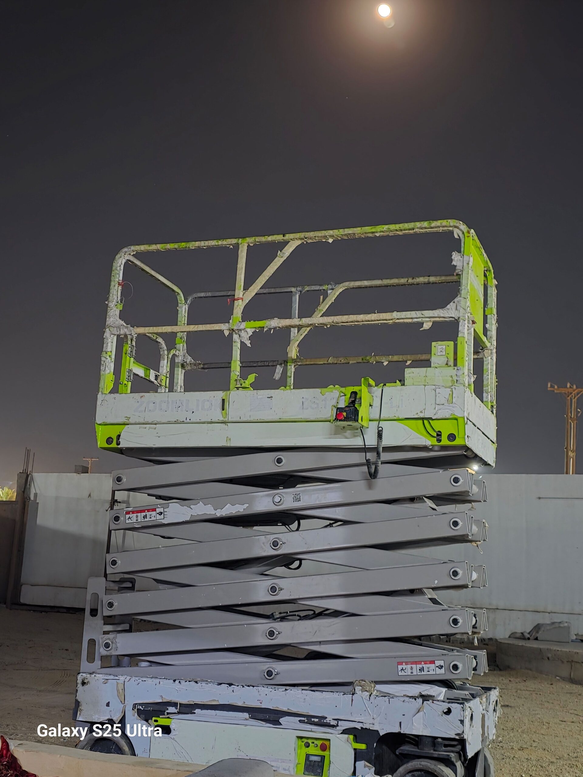 1. *سيزر لفت 6 متر*: موديل حديث للإيجار – ارتفاع 6