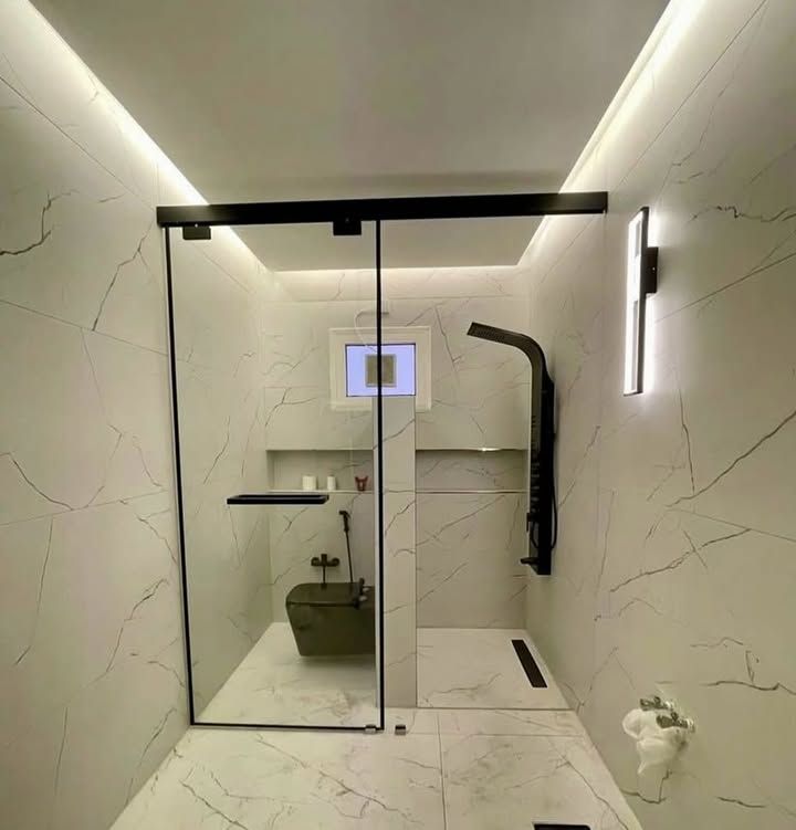 فني زجاج سكريت وتركيب شاورات وصيانه ابواب زجاج سكر