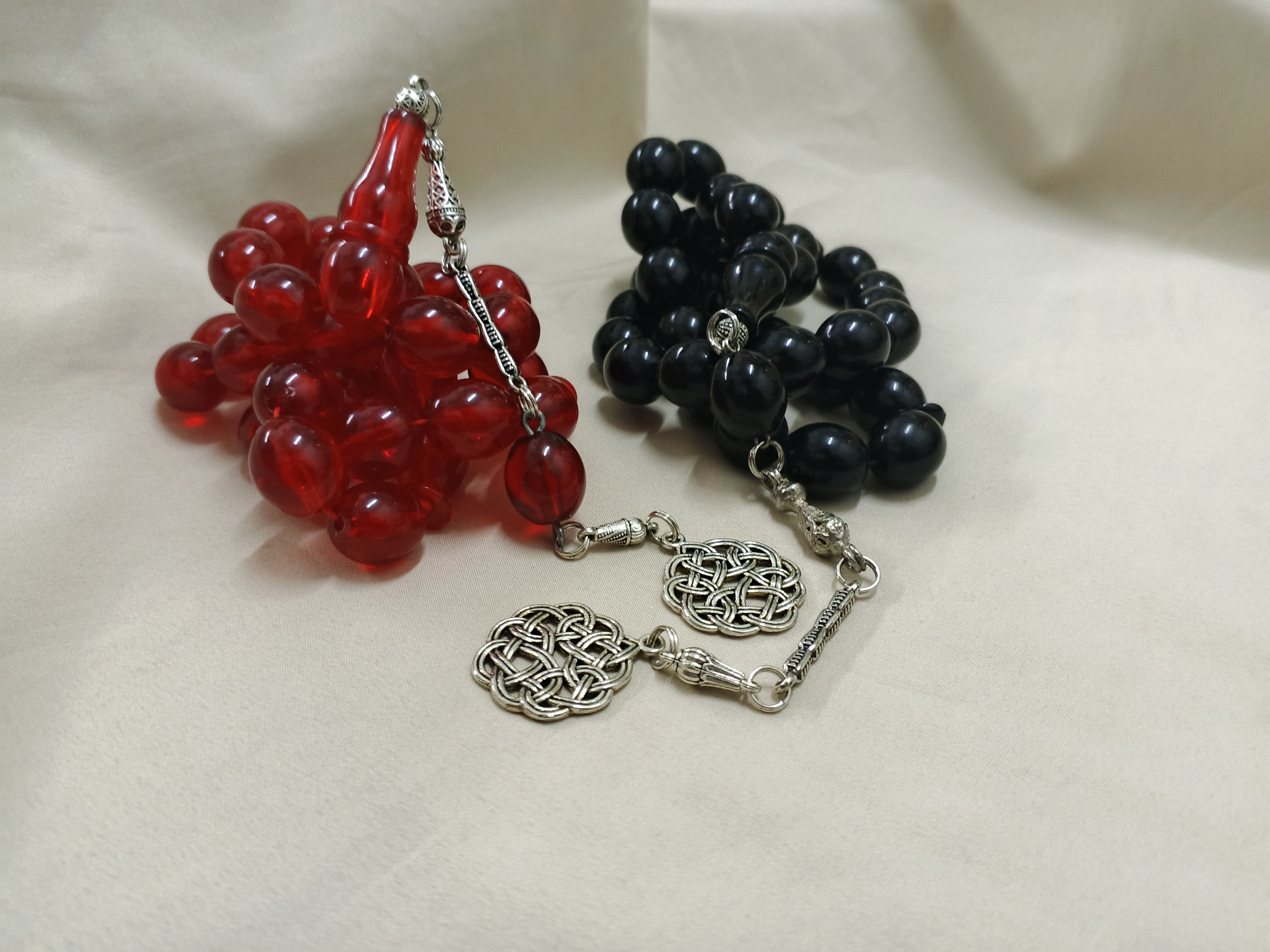 سبحتين احمر و اسود عرض خاص