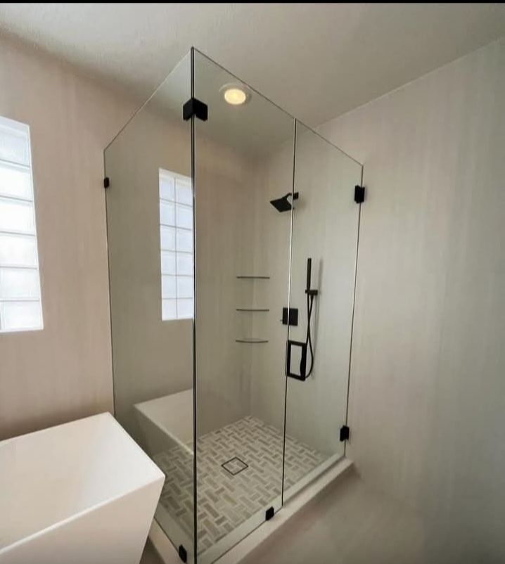 فني زجاج سكريت وتركيب شاورات وصيانه ابواب زجاج سكر