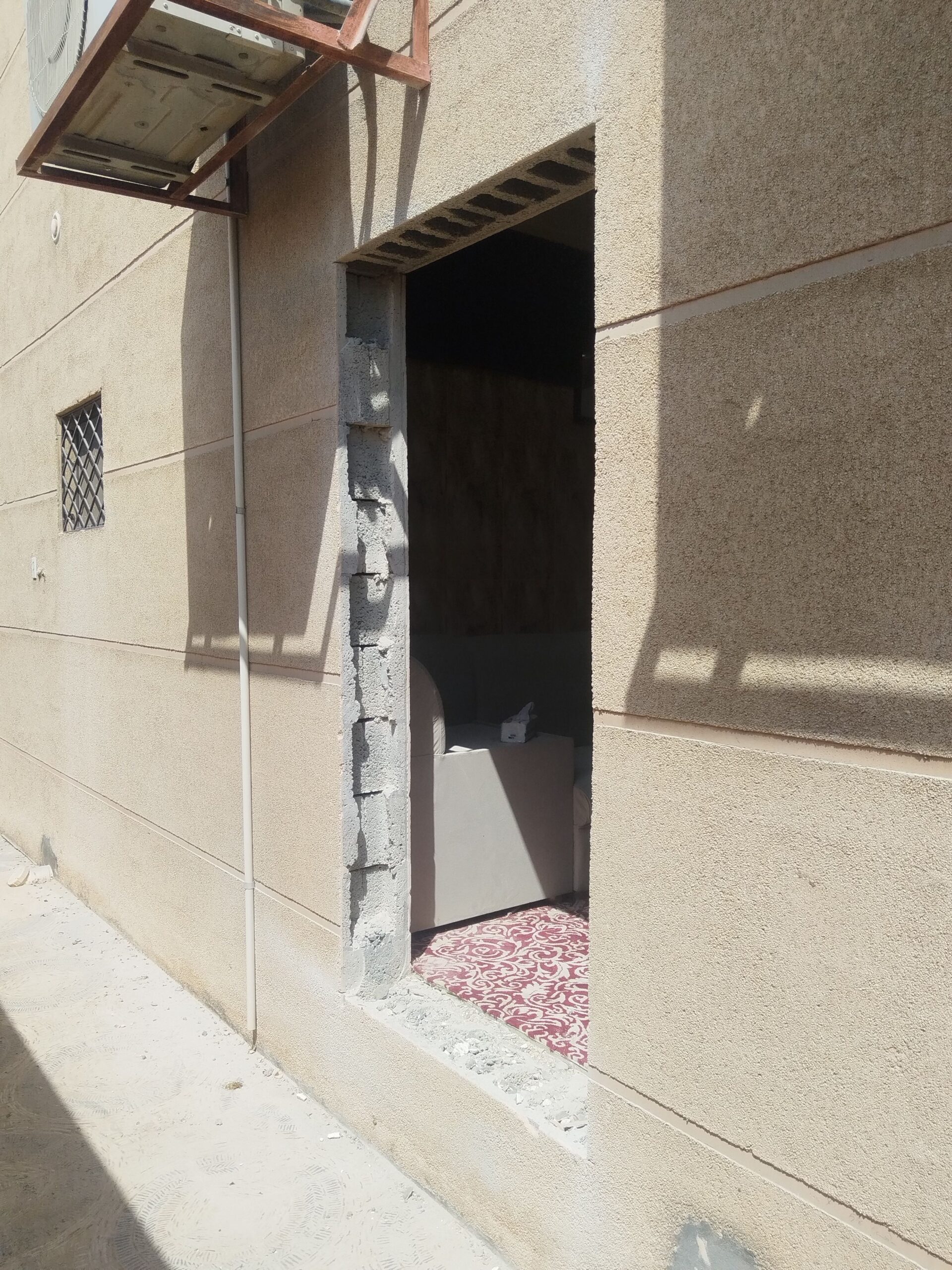 للقص وتكسير البواب وانوافز وجدران