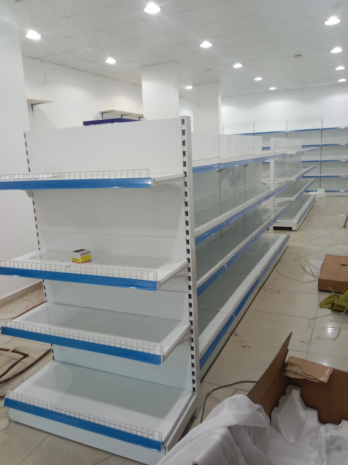 رفوف مستودع وسوبر ماركت