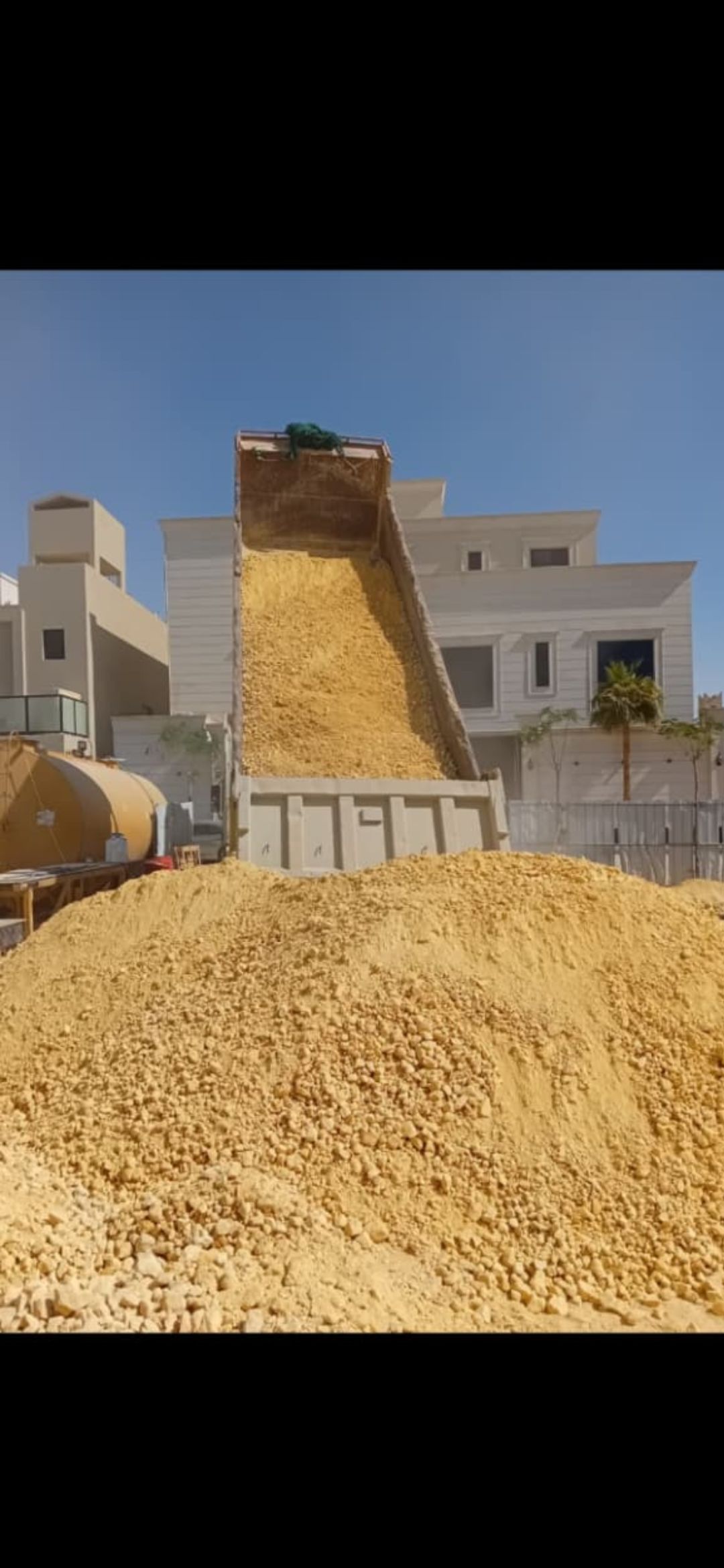 يوجد لدينا معدات بوكلينات حفر ترحيل هدم مباني ويوج