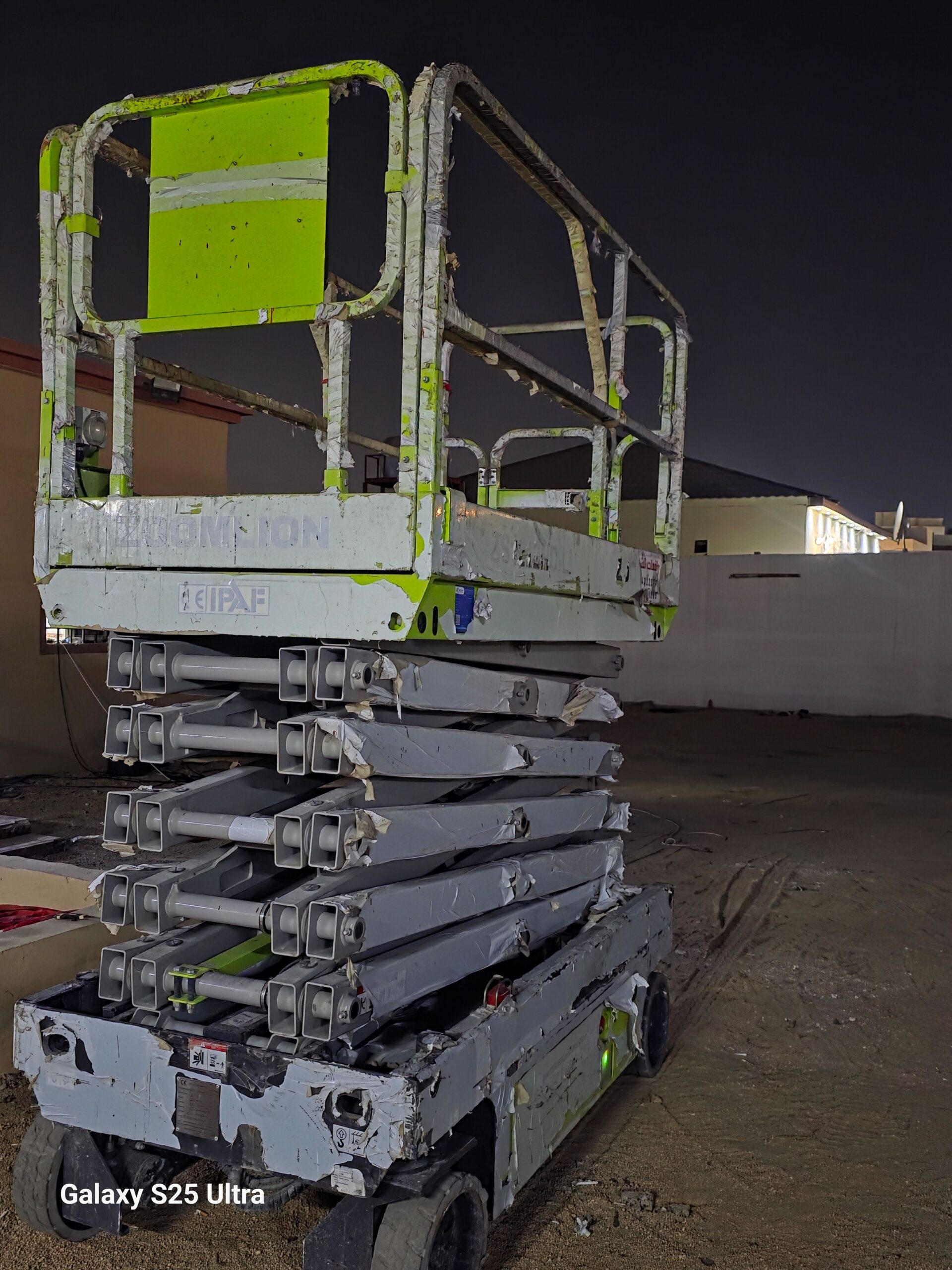 1. *سيزر لفت 6 متر*: موديل حديث للإيجار – ارتفاع 6