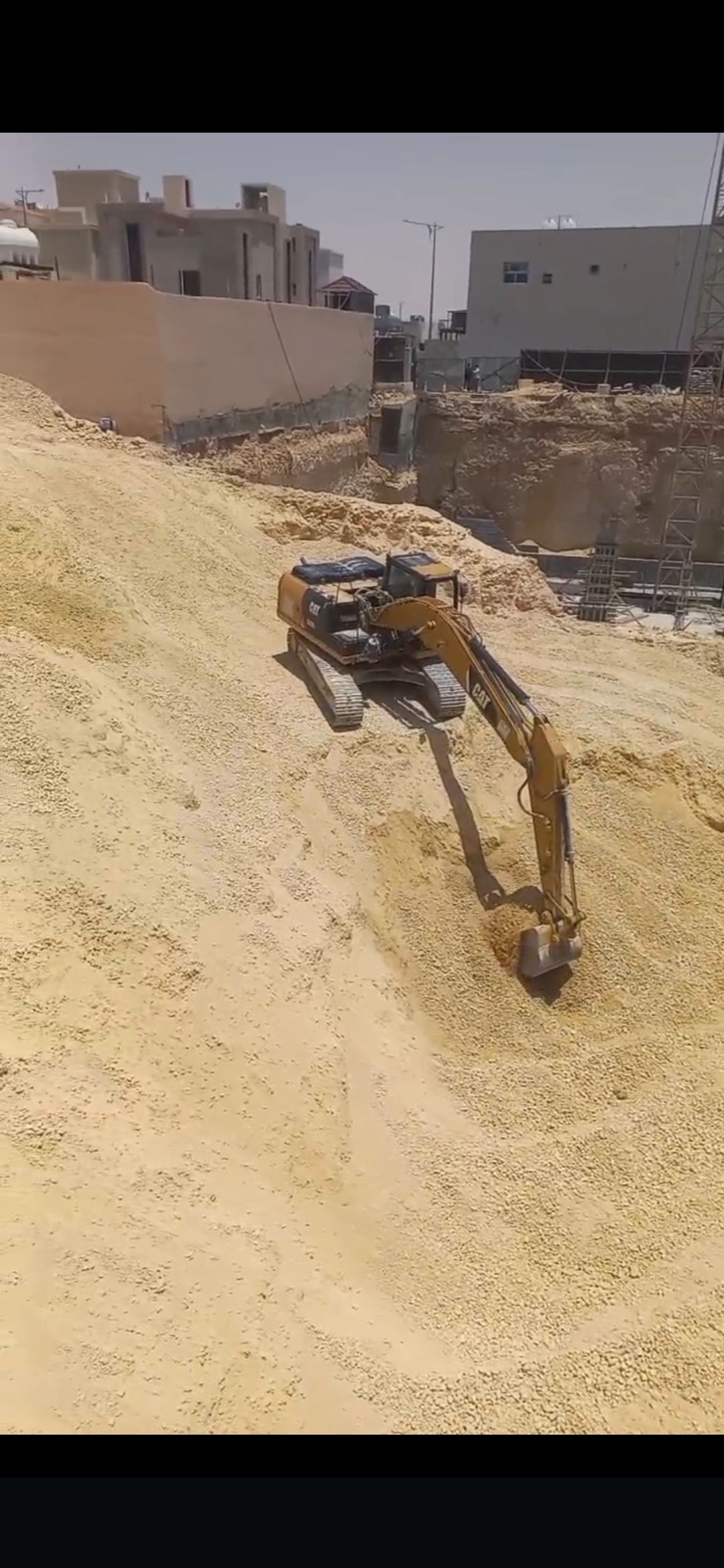 يوجد لدينا معدات بوكلينات حفر ترحيل هدم مباني ويوج
