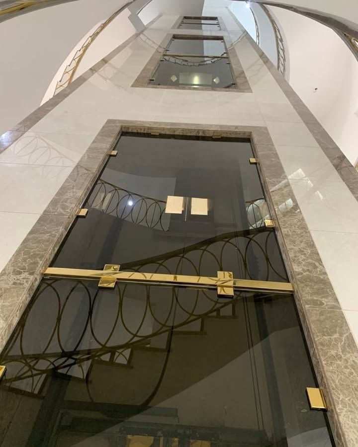 فك وتركيب زجاج سكريت وصيانه ابواب زجاج ونقل زجاج و