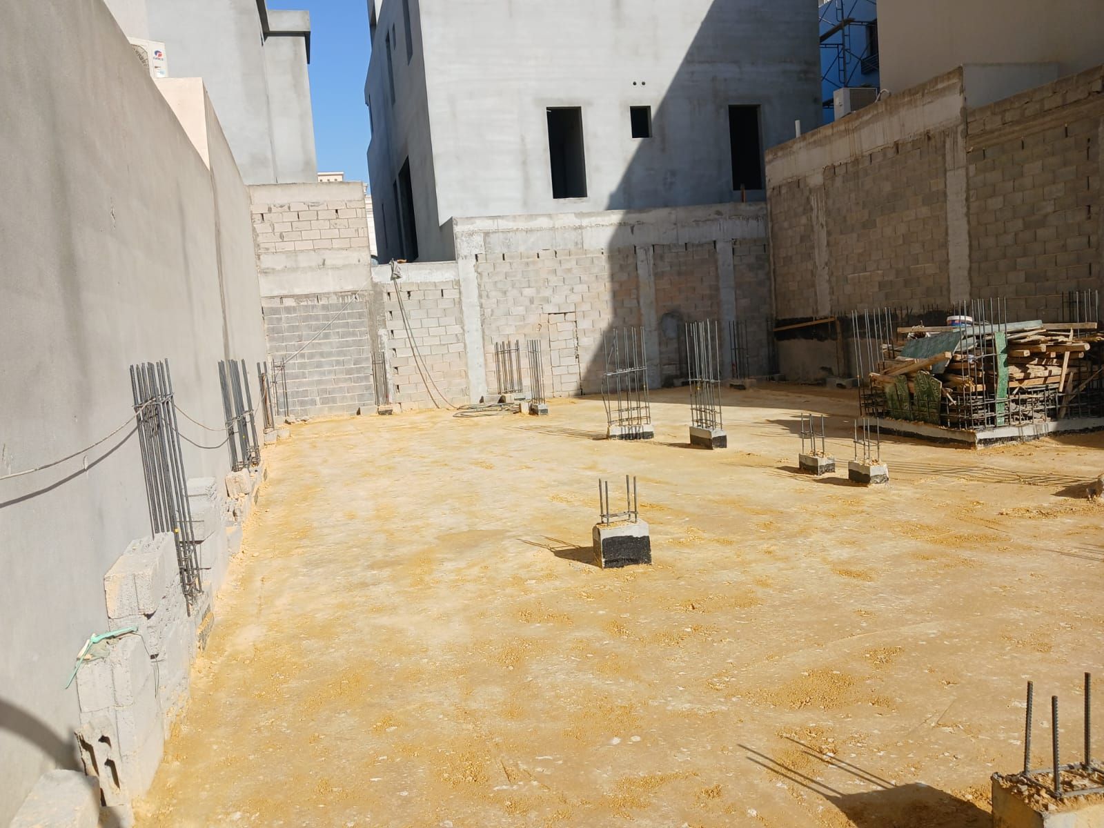 يوجد لدينا معدات بوكلينات حفر ترحيل هدم مباني ويوج