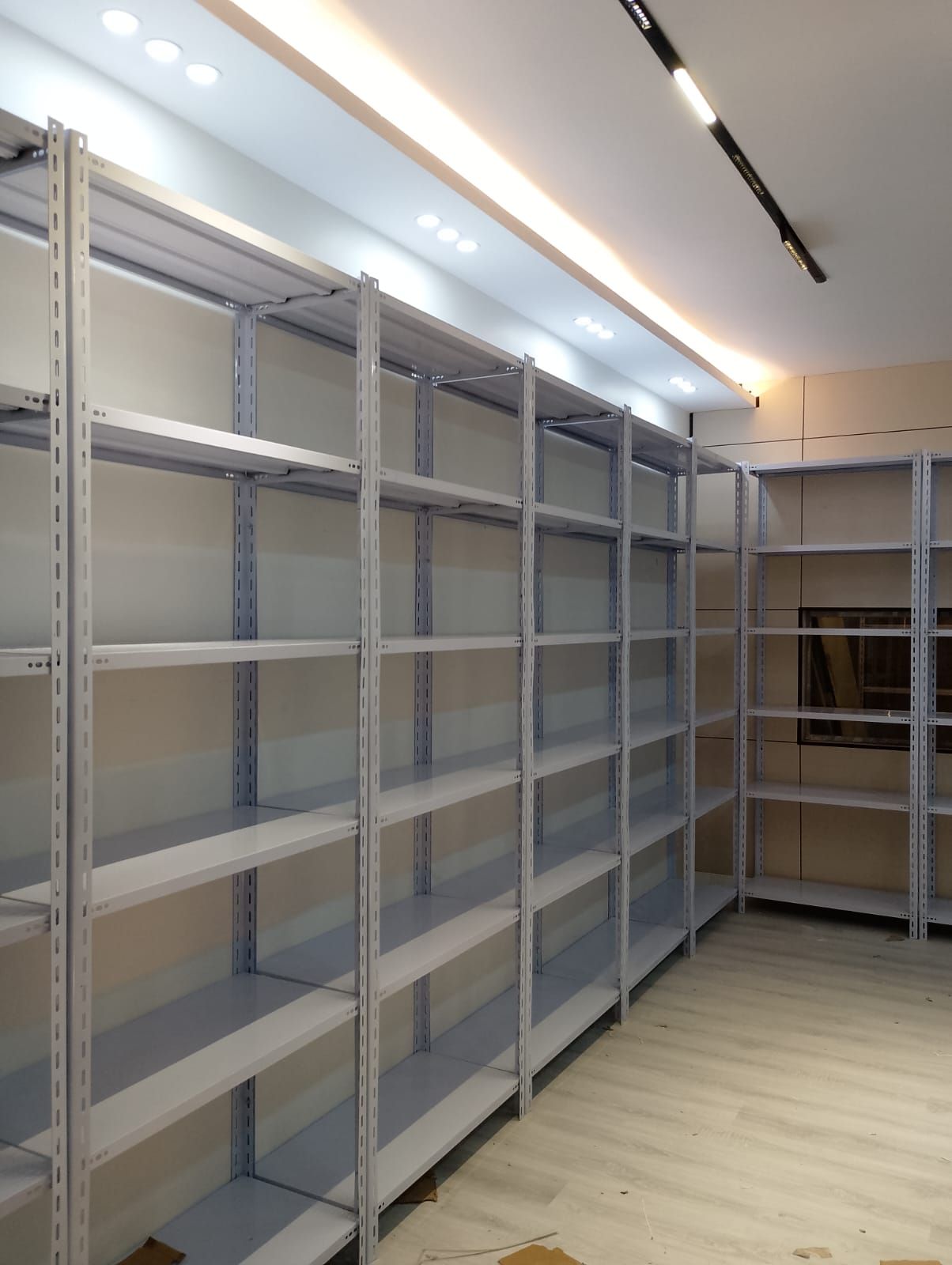 رفوف مستودع وسوبر ماركت