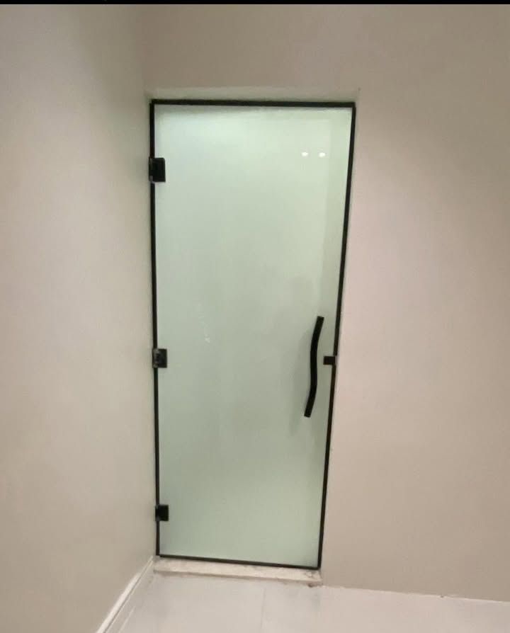 فني زجاج سكريت وتركيب شاورات وصيانه ابواب زجاج سكر