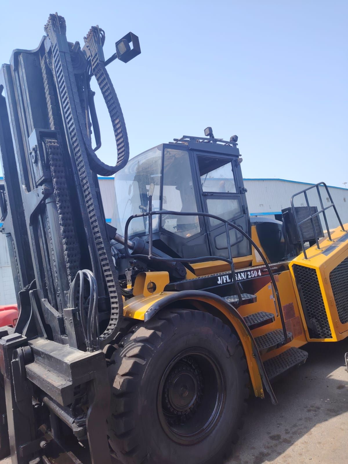 للايجار رافعات شوكيه من 1.5طن وحتى 20طن بجميع الأح