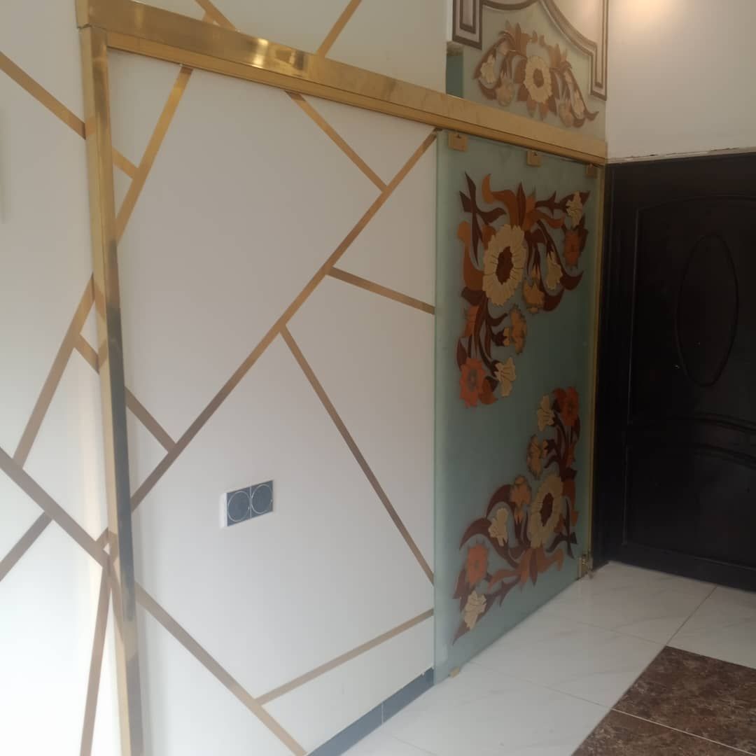 فني زجاج سكريت تركيب مكاتب واجهات صيانة ابواب زجاج