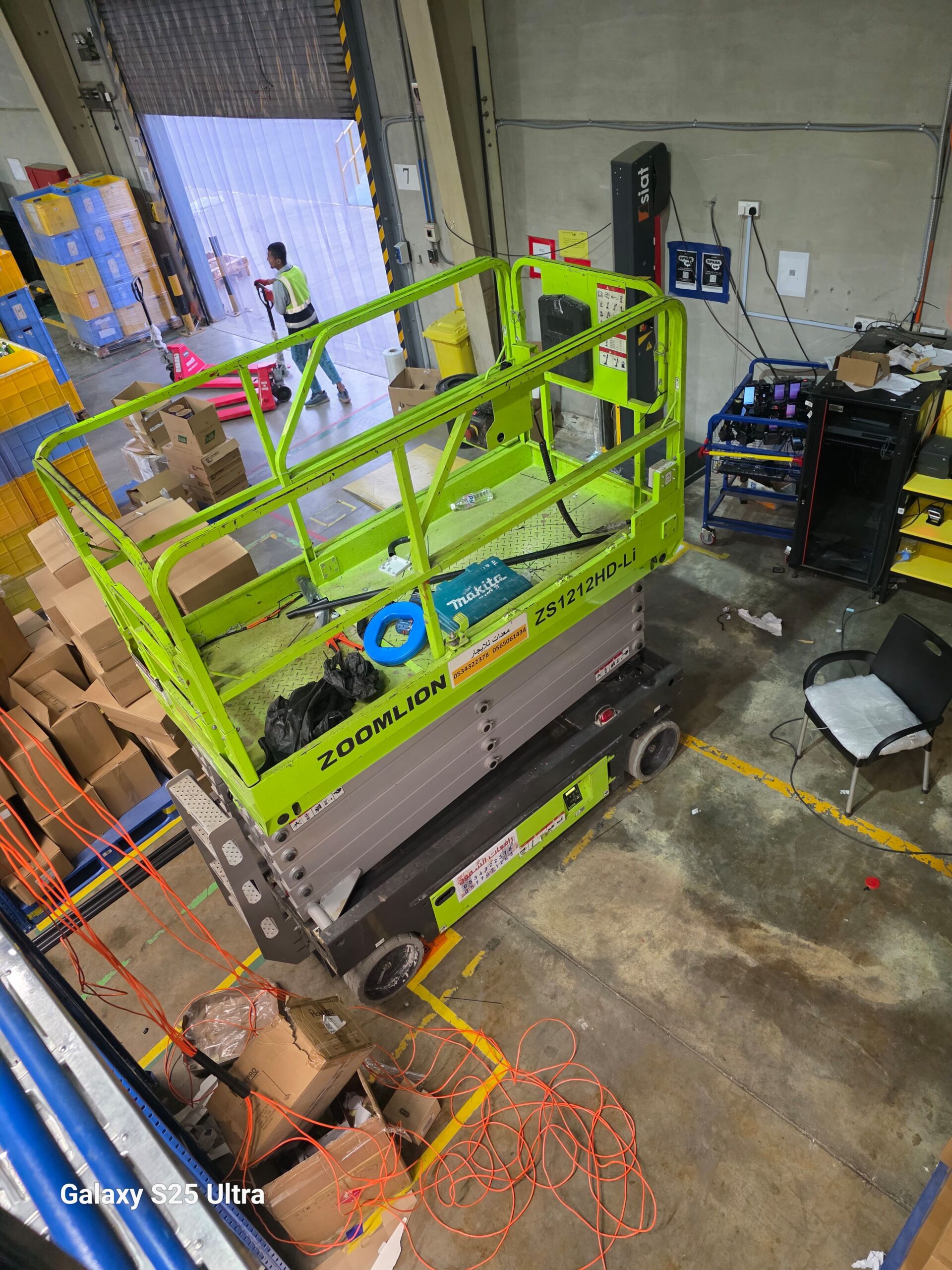 1. *سيزر لفت 6 متر*: موديل حديث للإيجار – ارتفاع 6