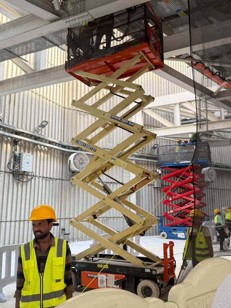 سيزرات لفتات مان لفتات رافعات مقصيه سقالات كهربائي