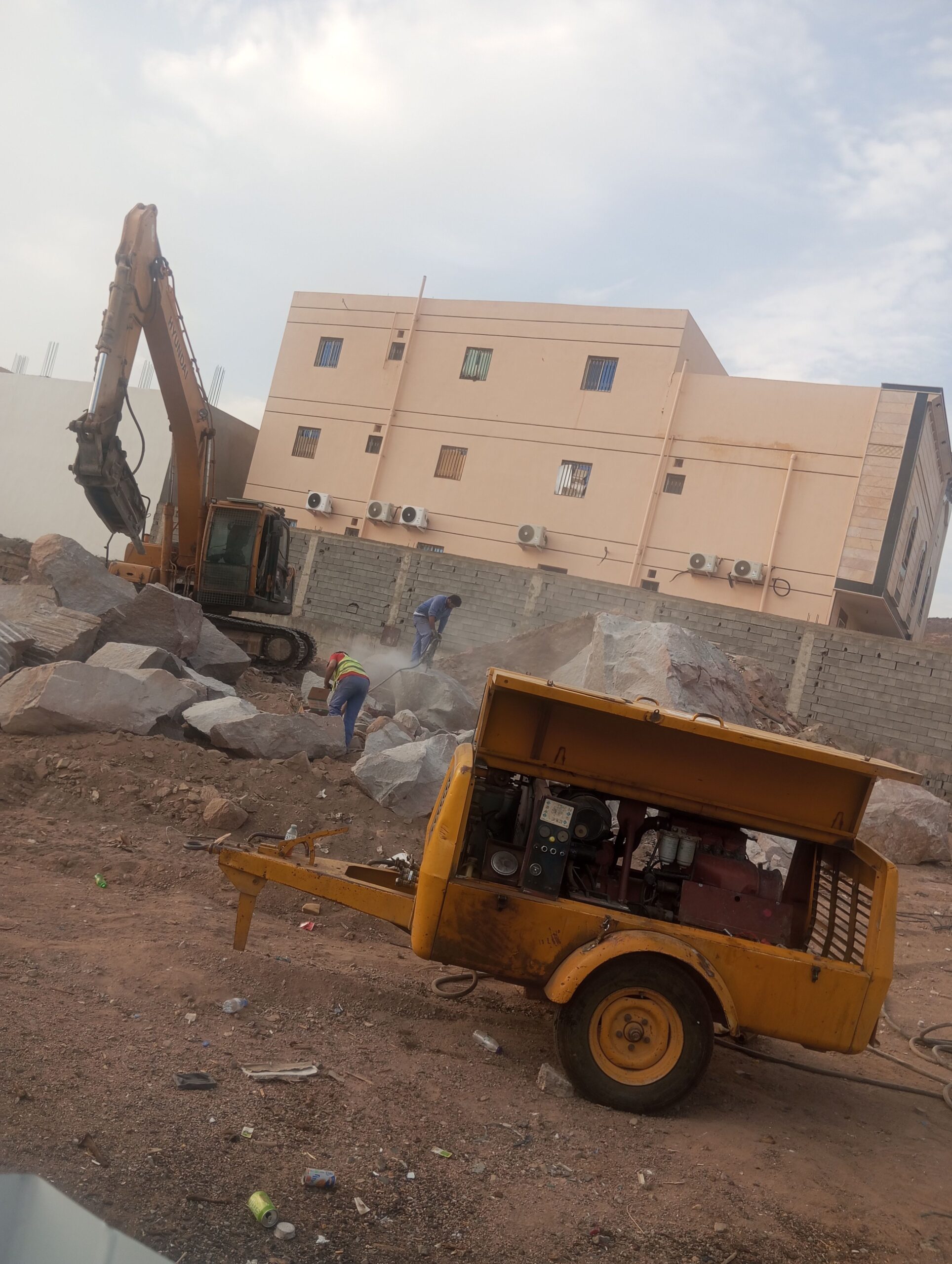 بكلين وكنبربش لقص الصخور وبنيان الحجر وهدم العماير