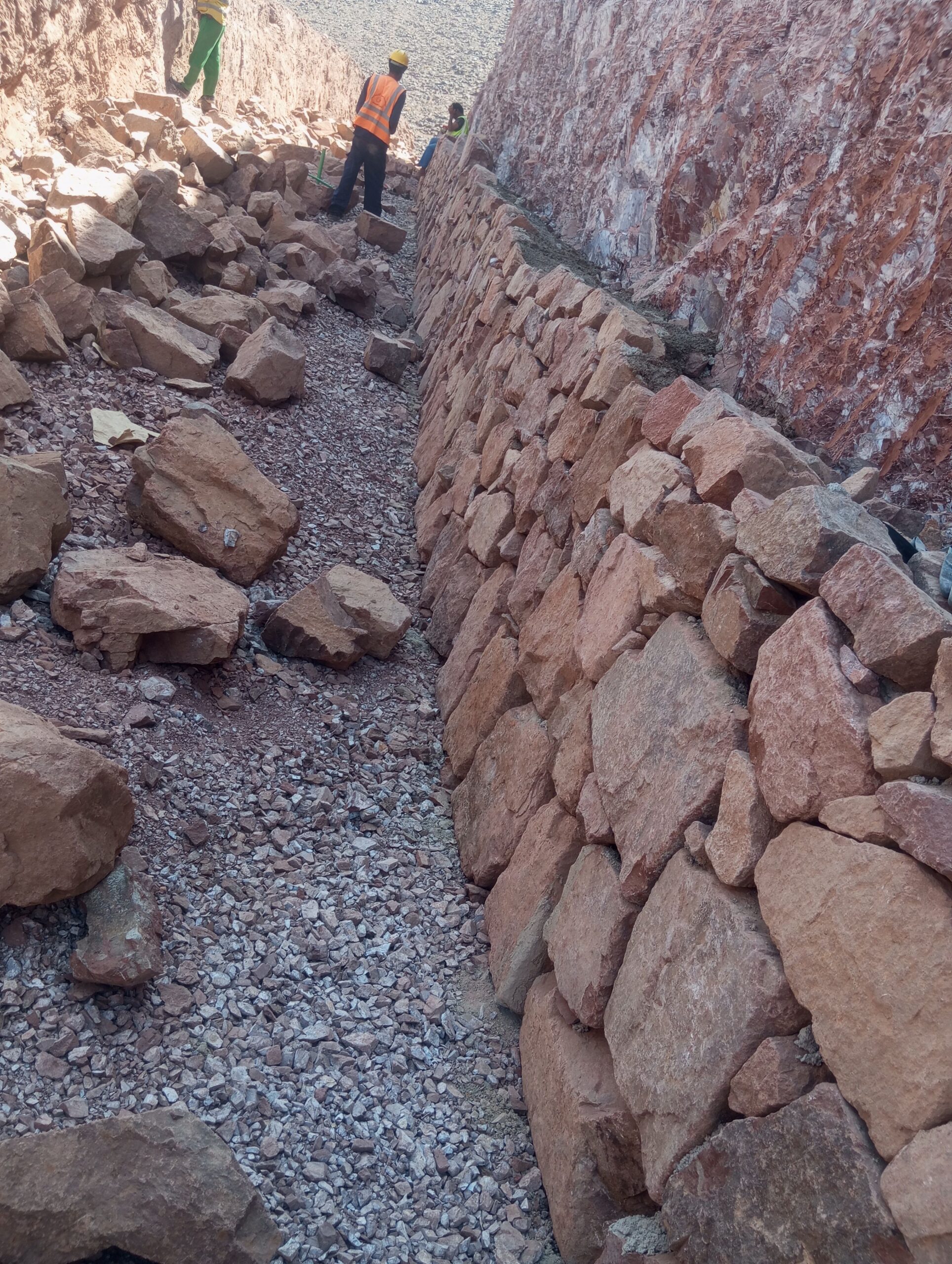 بكلين وكنبربش لقص الصخور وبنيان الحجر وهدم العماير