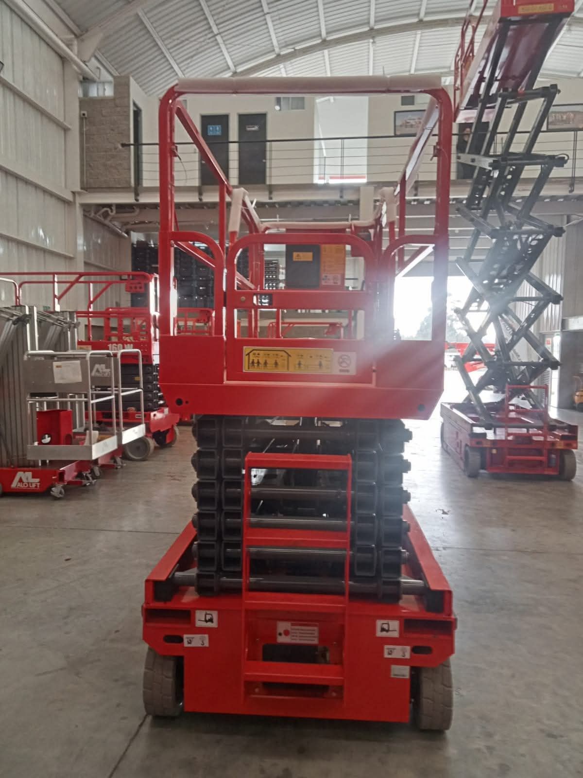 1. *سيزر لفت 6 متر*: موديل حديث للإيجار – ارتفاع 6