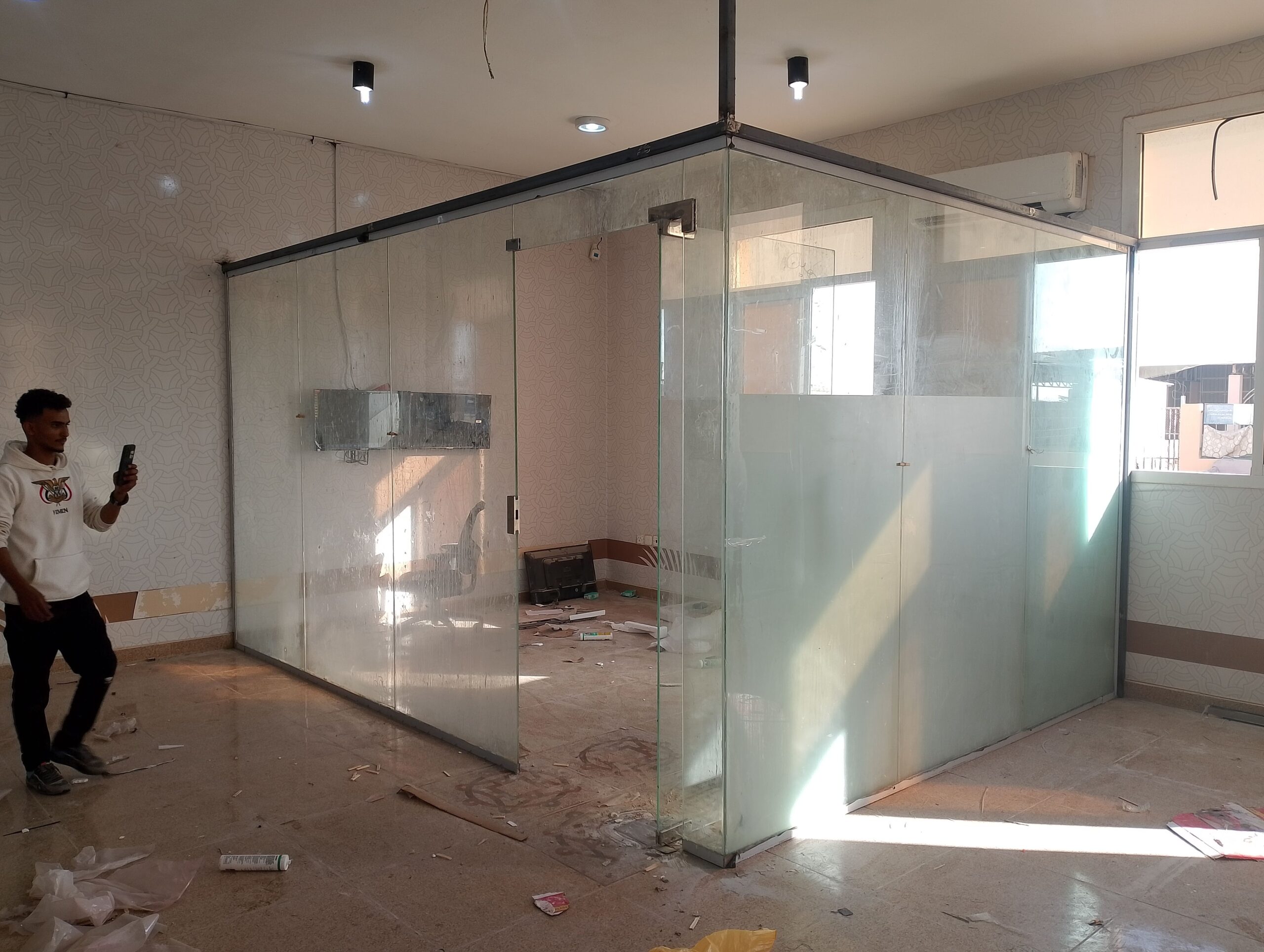 زجاج سكريت مرايا قواطع الشورات مكاتب