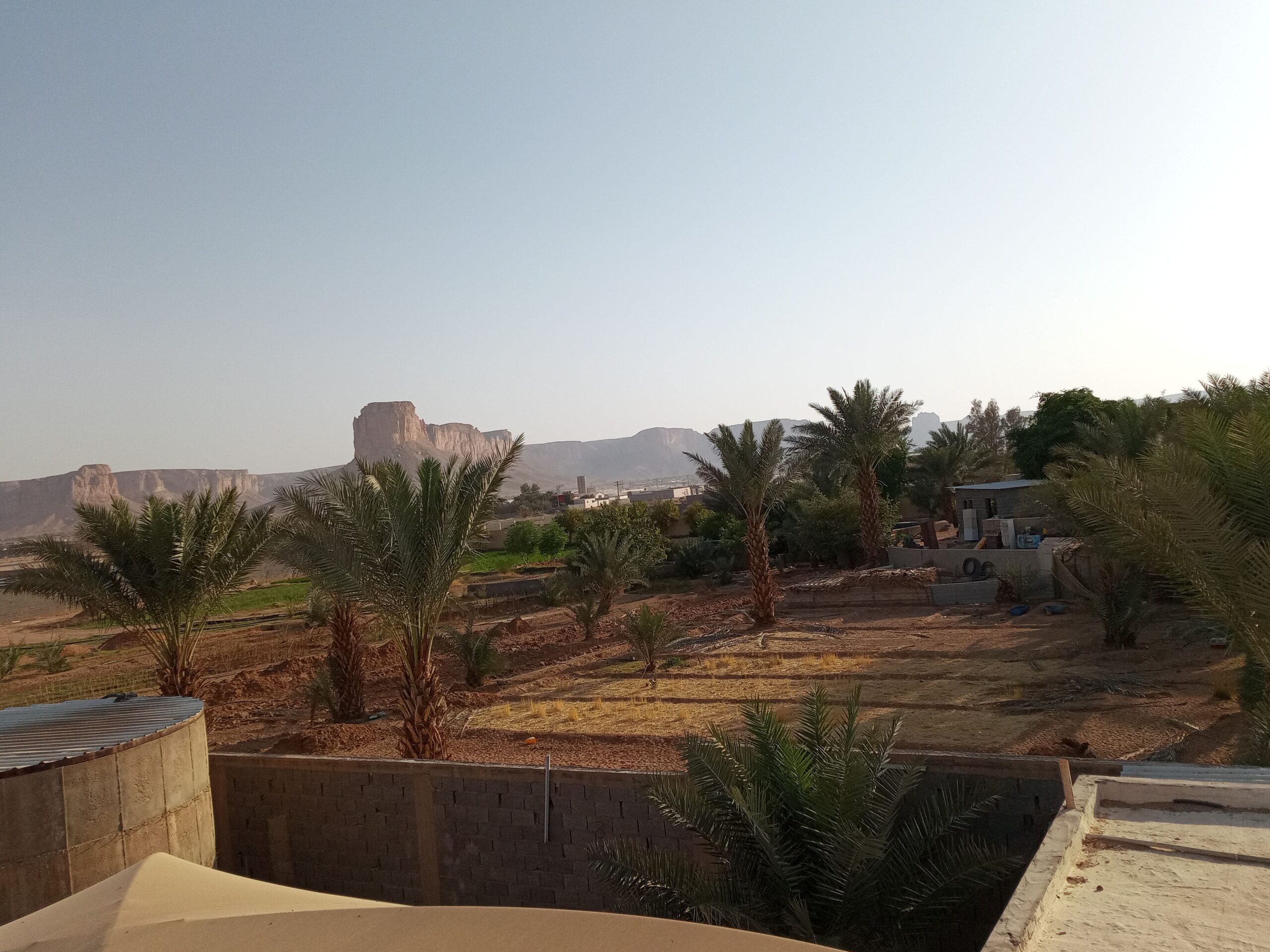 موجود عامل استراحه مزرعة سقي أشجار تنظيف