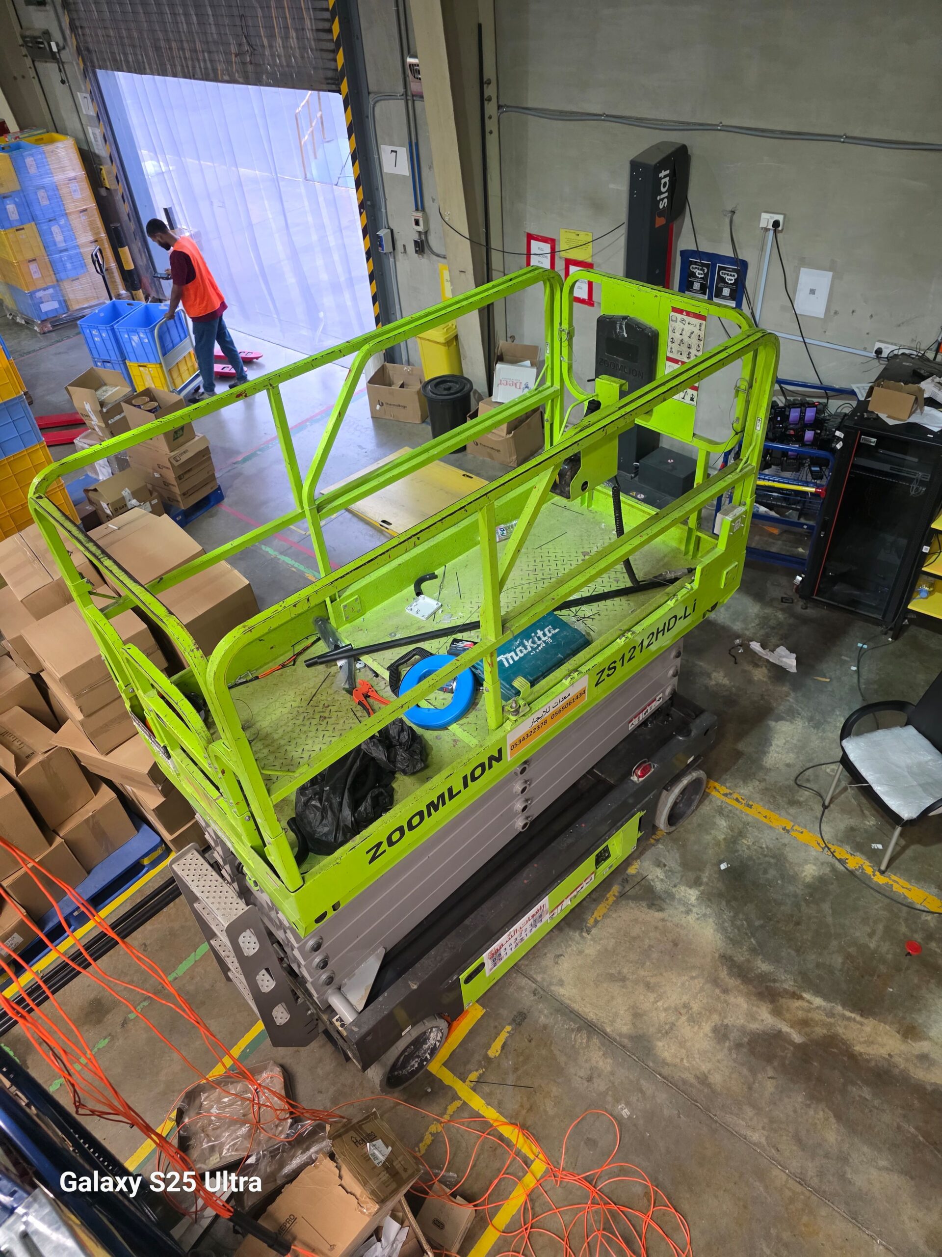 1. *سيزر لفت 6 متر*: موديل حديث للإيجار – ارتفاع 6