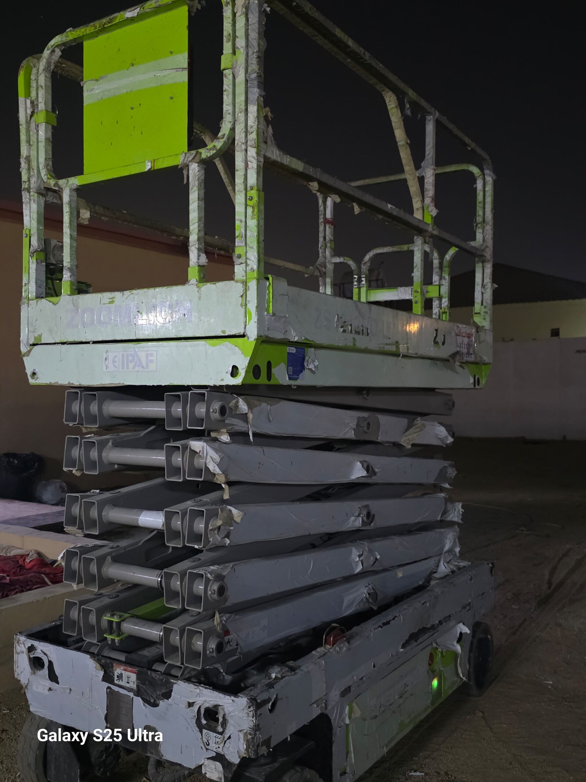 1. *سيزر لفت 6 متر*: موديل حديث للإيجار – ارتفاع 6