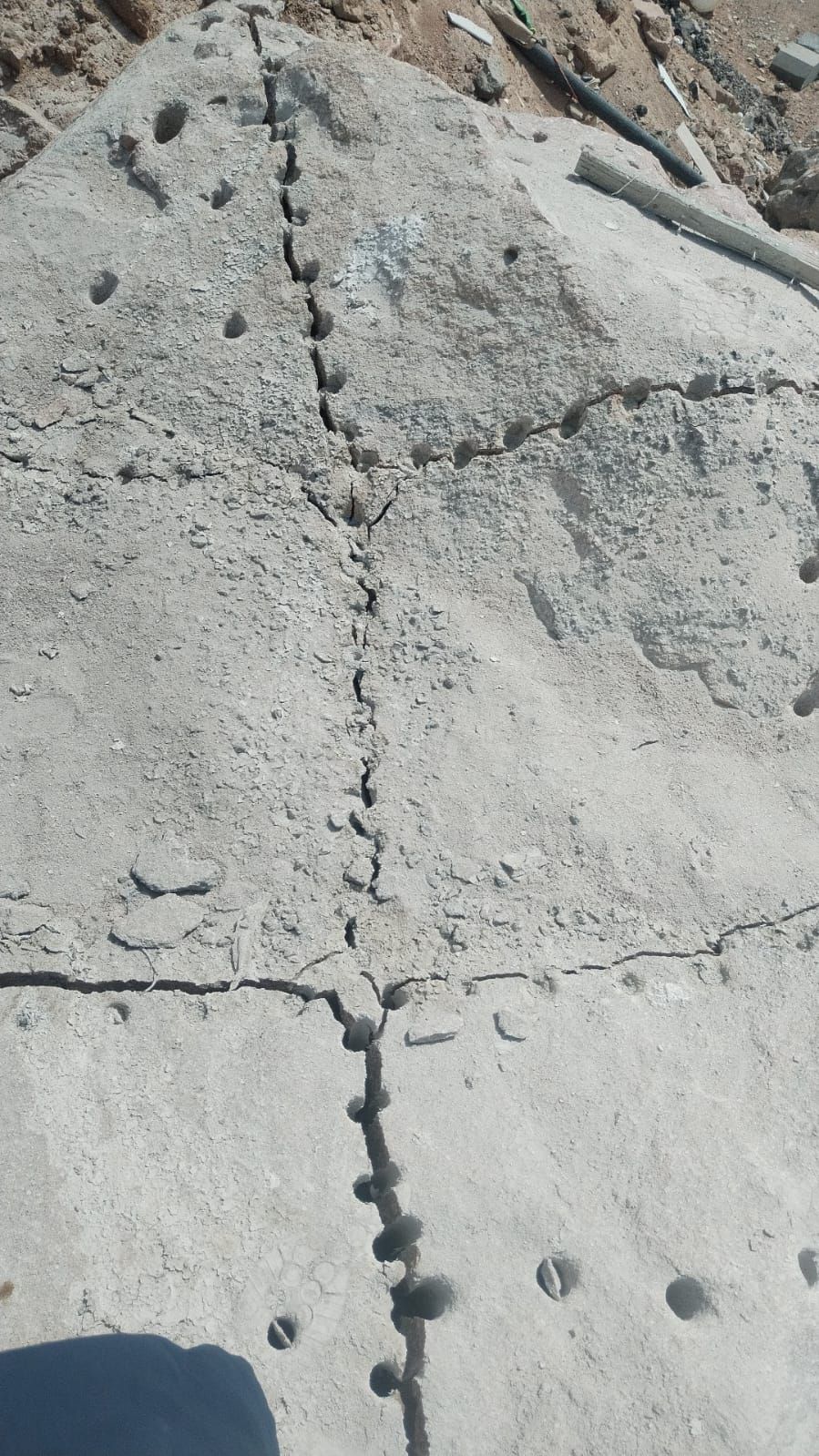 بكلين وكنبربش لقص الصخور وبنيان الحجر وهدم العماير