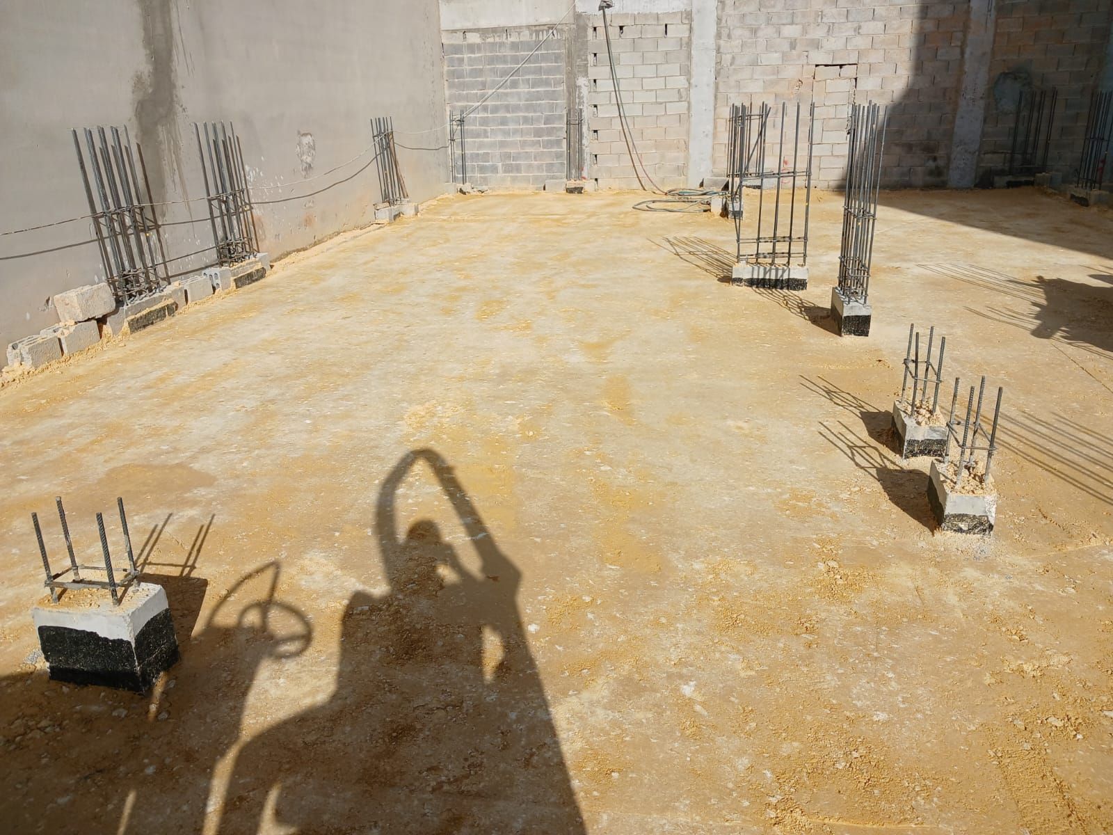 يوجد لدينا معدات بوكلينات حفر ترحيل هدم مباني ويوج