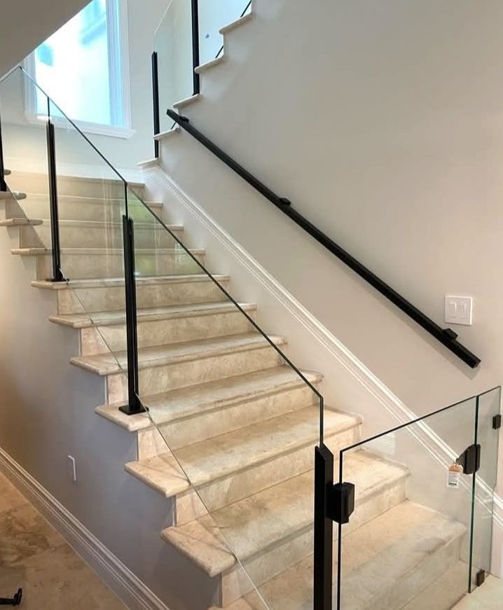 فني زجاج سكريت وتركيب شاورات وصيانه ابواب زجاج سكر