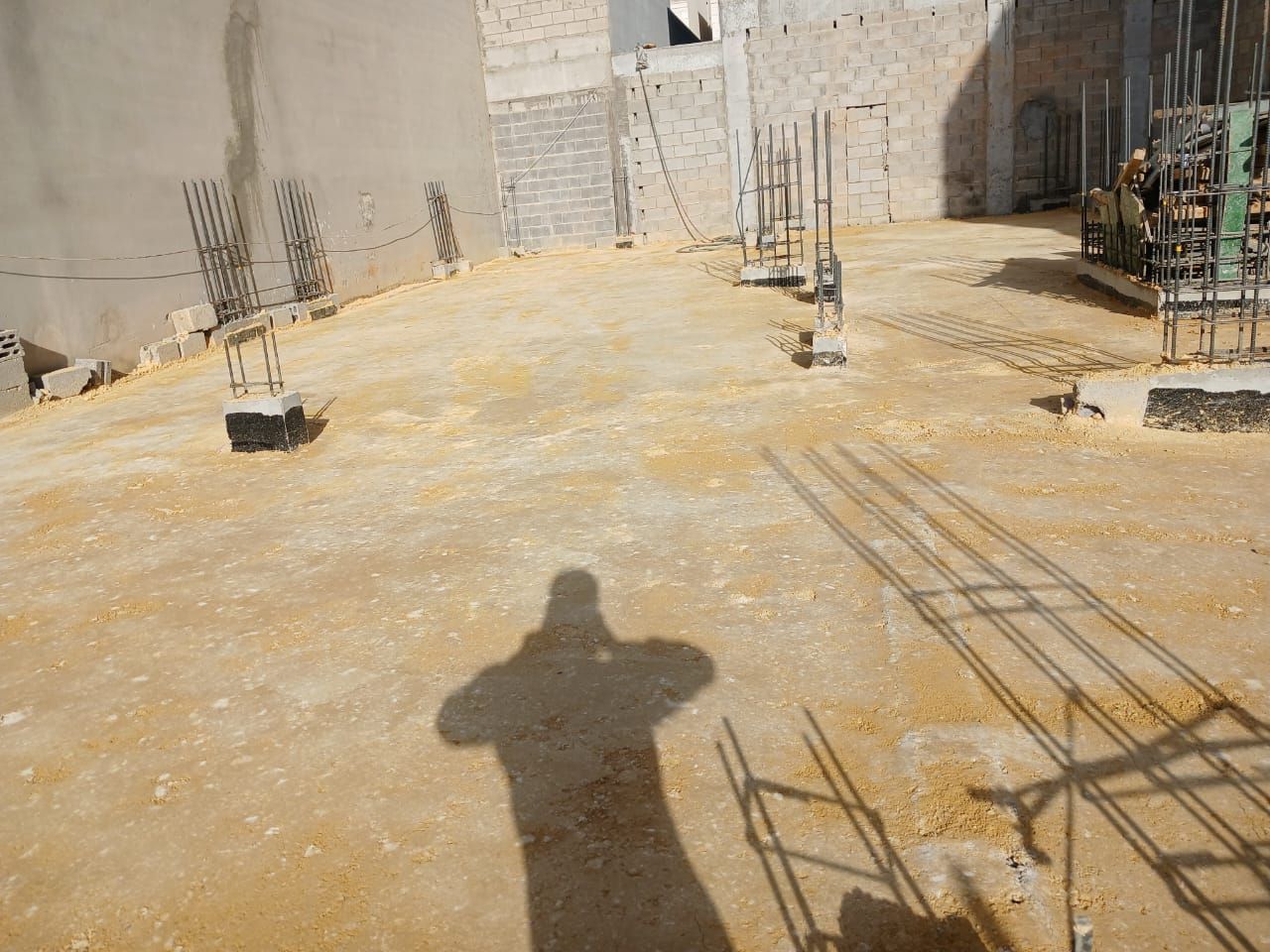 يوجد لدينا معدات بوكلينات حفر ترحيل هدم مباني ويوج