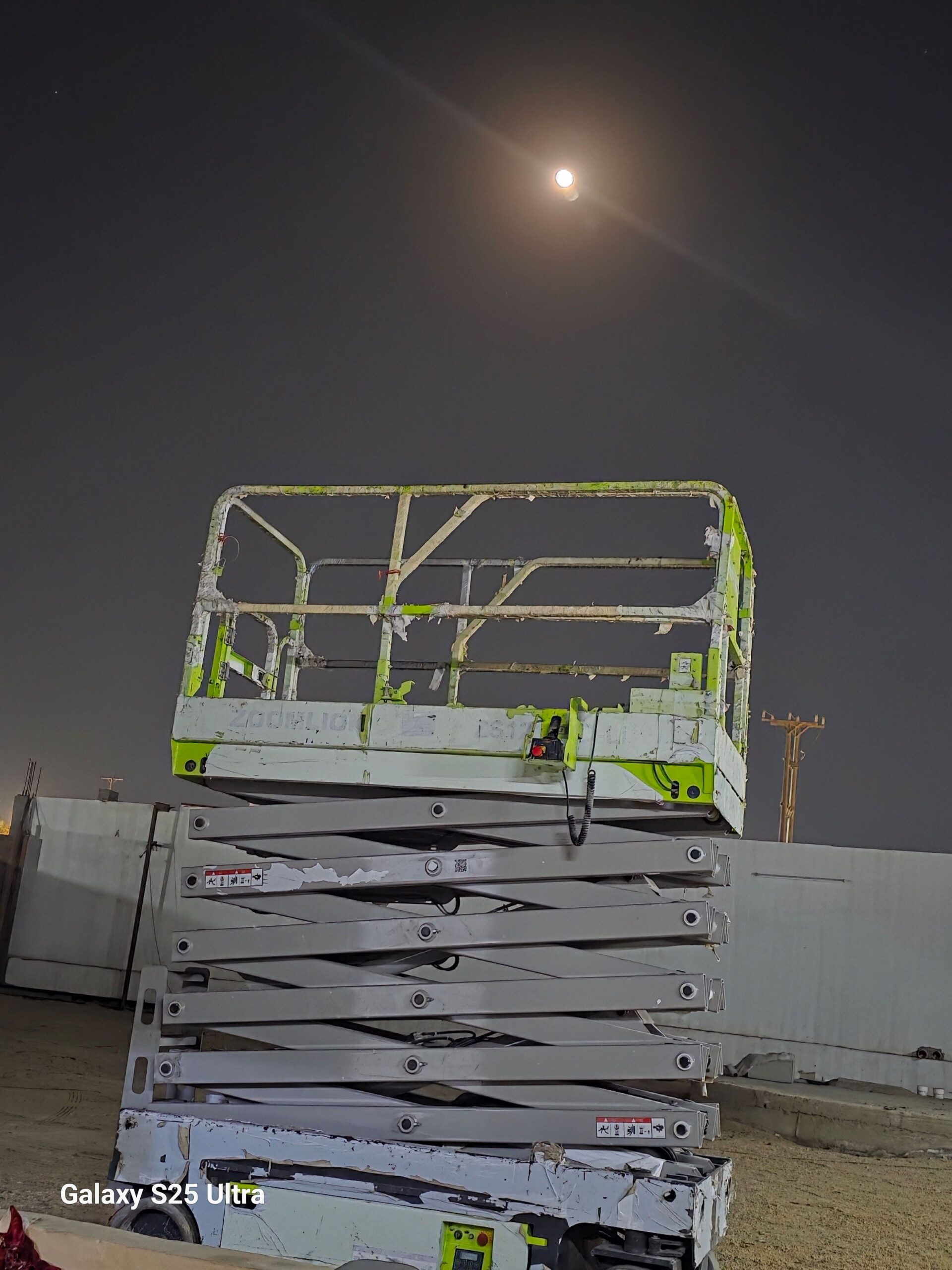 1. *سيزر لفت 6 متر*: موديل حديث للإيجار – ارتفاع 6