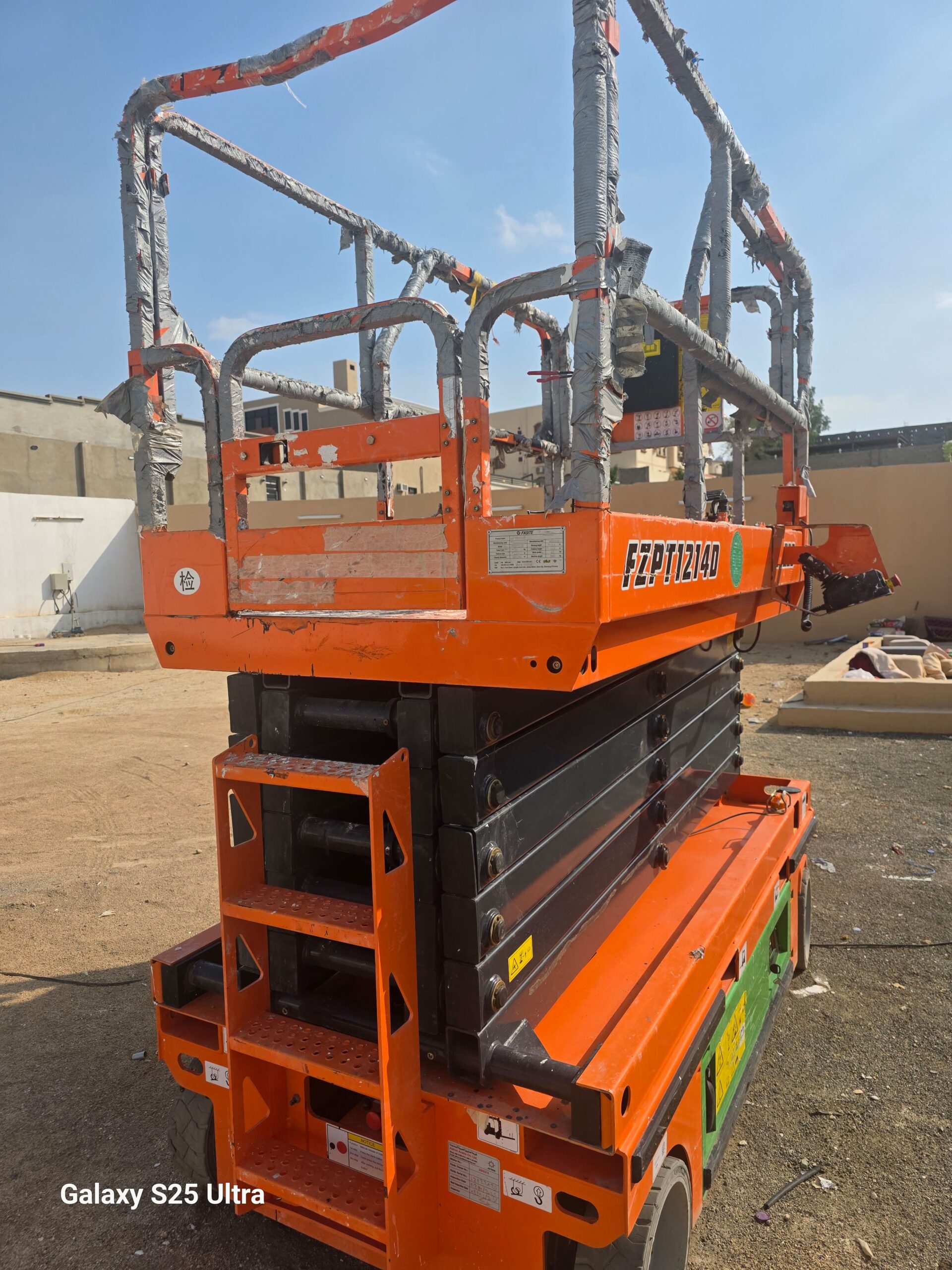 1. *سيزر لفت 6 متر*: موديل حديث للإيجار – ارتفاع 6